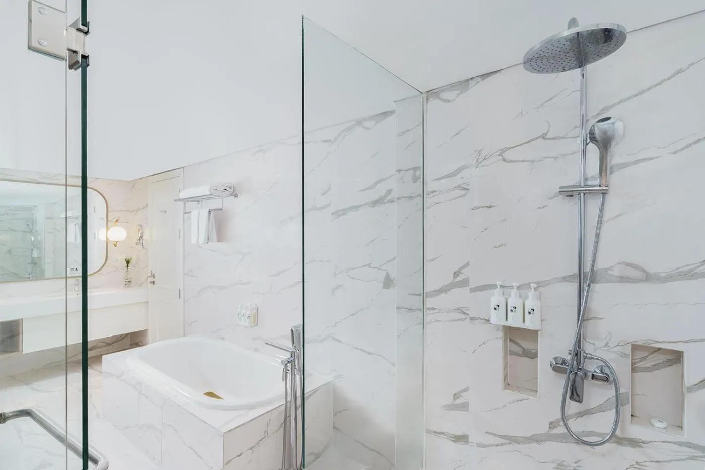 Shower in Swiss-Belhotel Solo