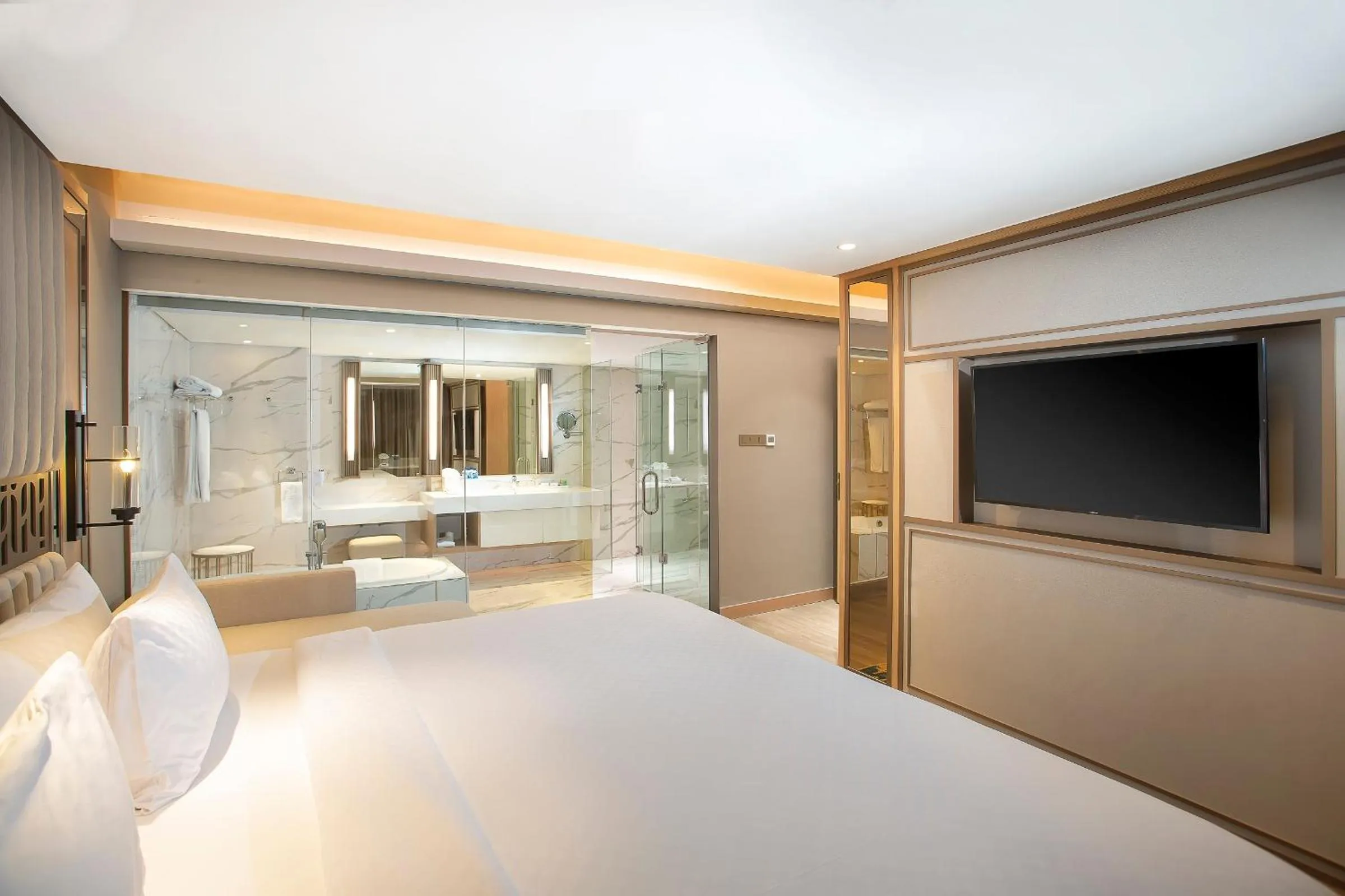 Bathroom, Bed in Swiss-Belhotel Solo