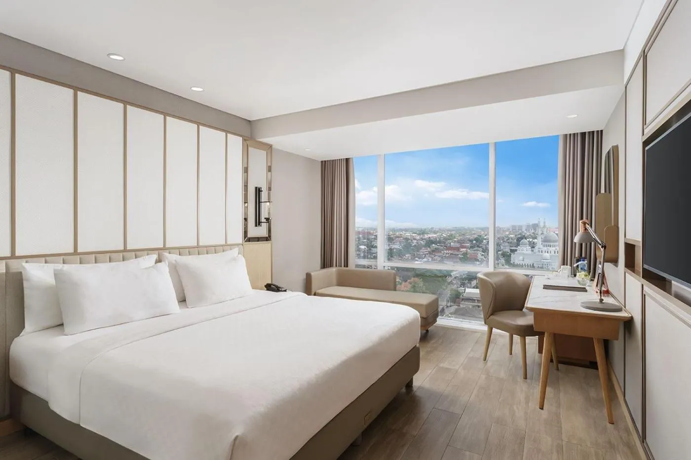 Coffee/tea facilities, Bed in Swiss-Belhotel Solo