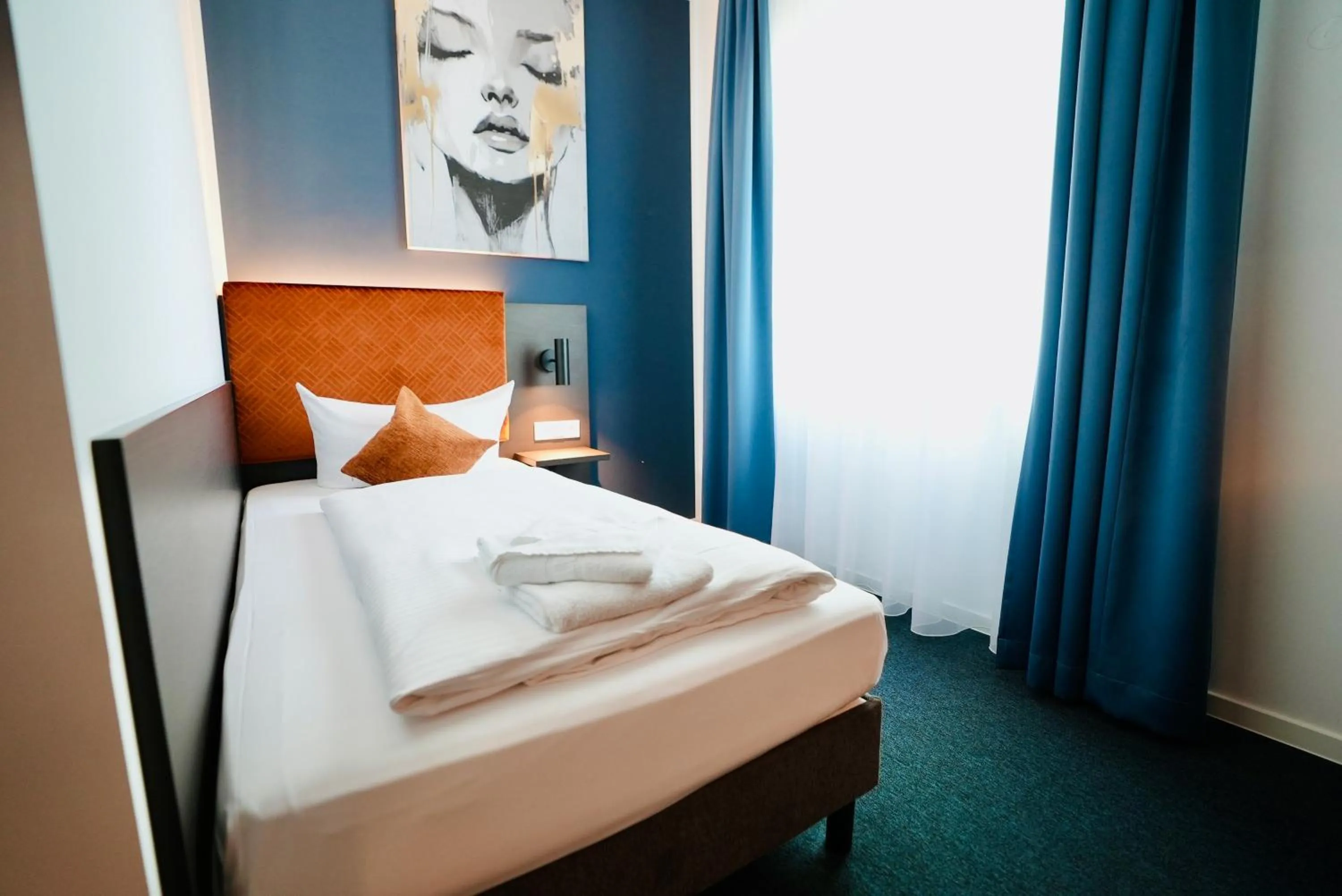 Bed in Arthotel Ambassador Wiesbaden - FREE PARKING