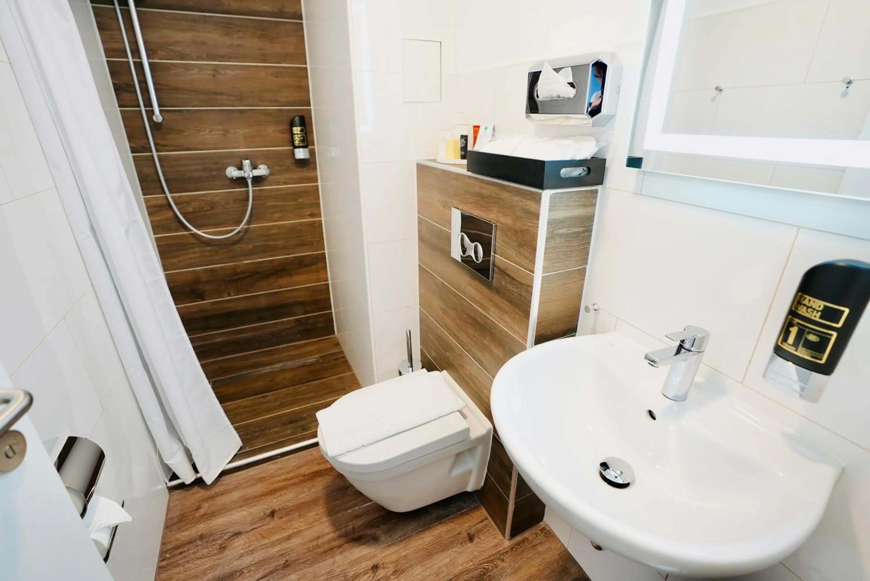 Arthotel Ambassador Wiesbaden - FREE PARKING