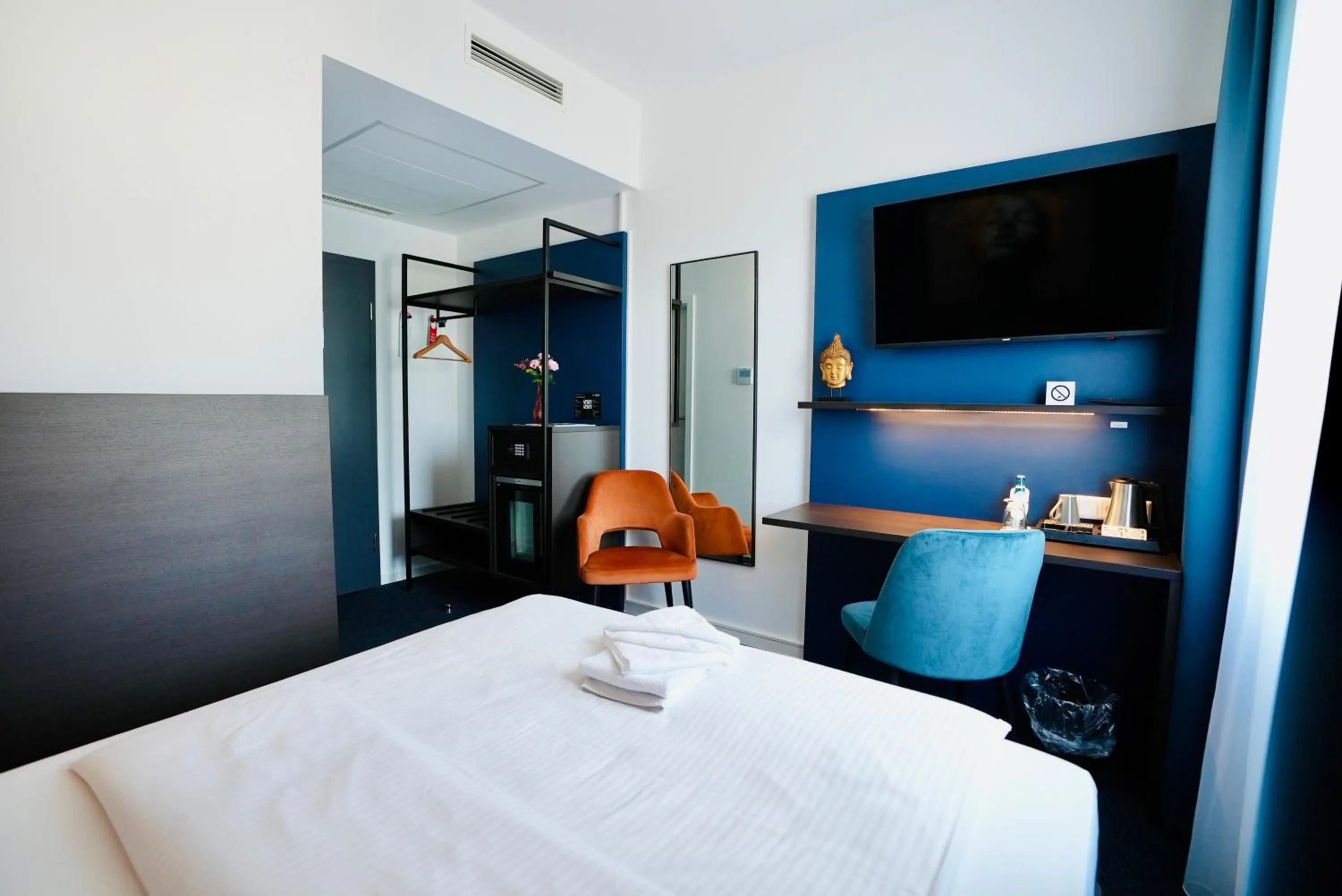 Bed in Arthotel Ambassador Wiesbaden - FREE PARKING