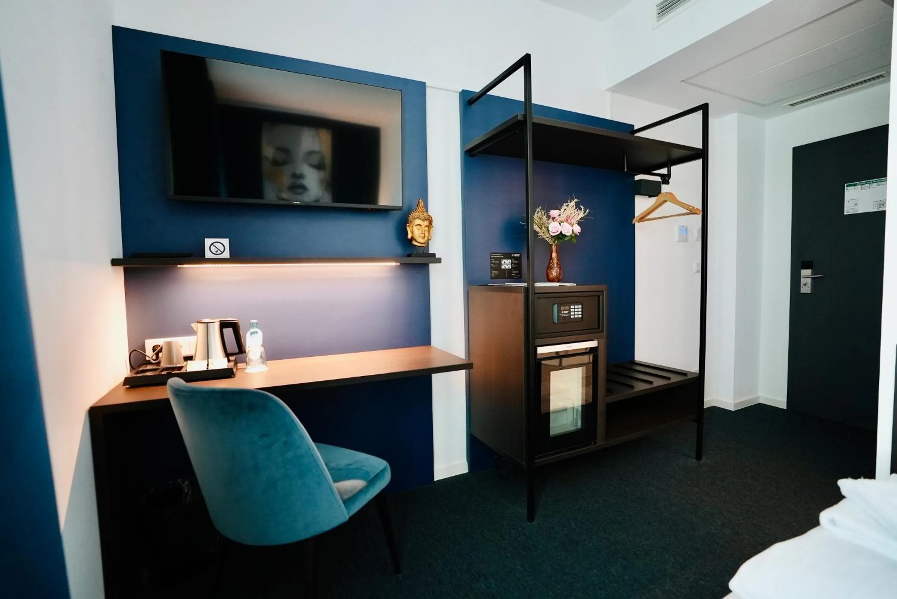 Photo of the whole room, Bed in Arthotel Ambassador Wiesbaden - FREE PARKING