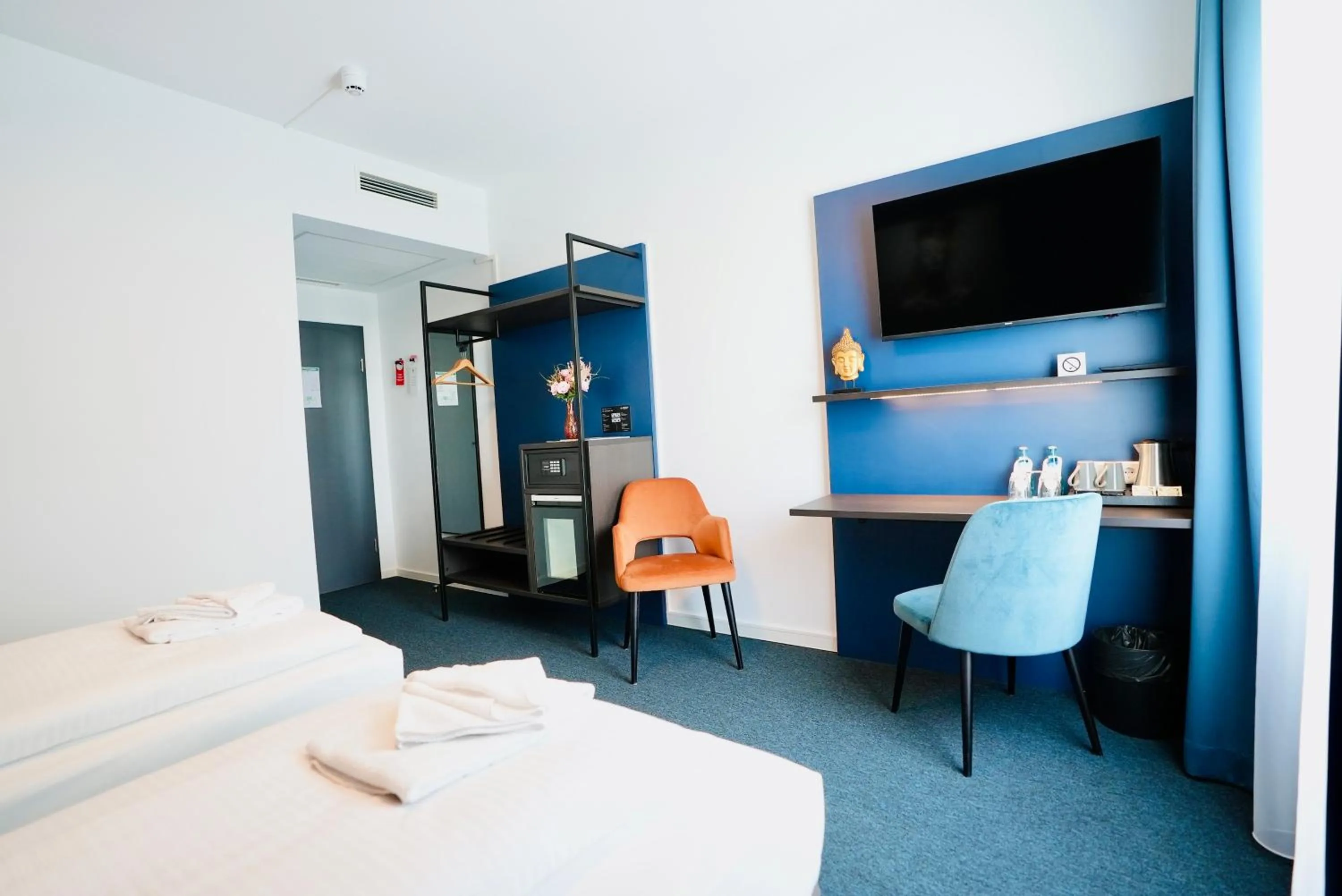 Bed in Arthotel Ambassador Wiesbaden - FREE PARKING