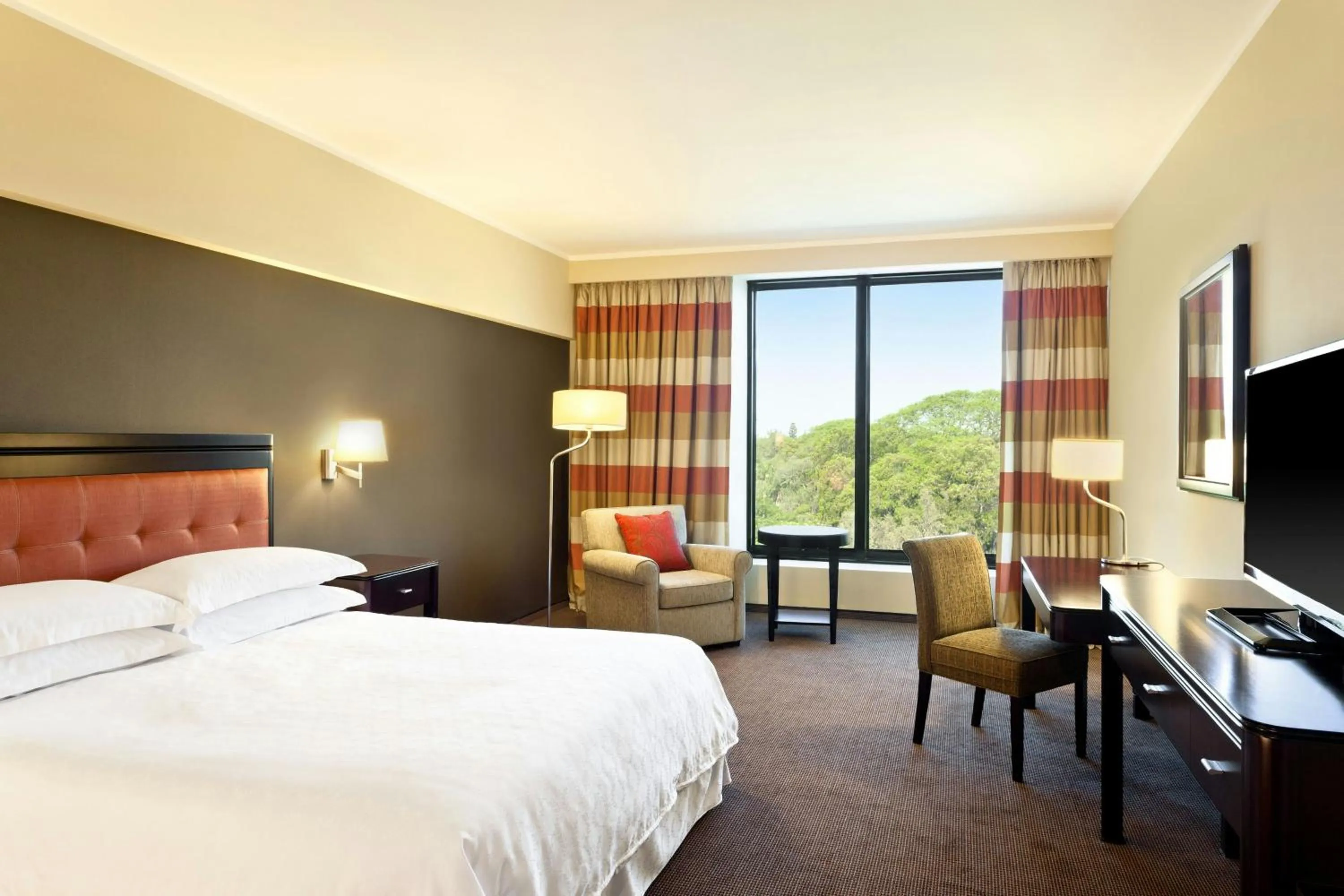 Photo of the whole room, Bed in Sheraton Tucumán Hotel