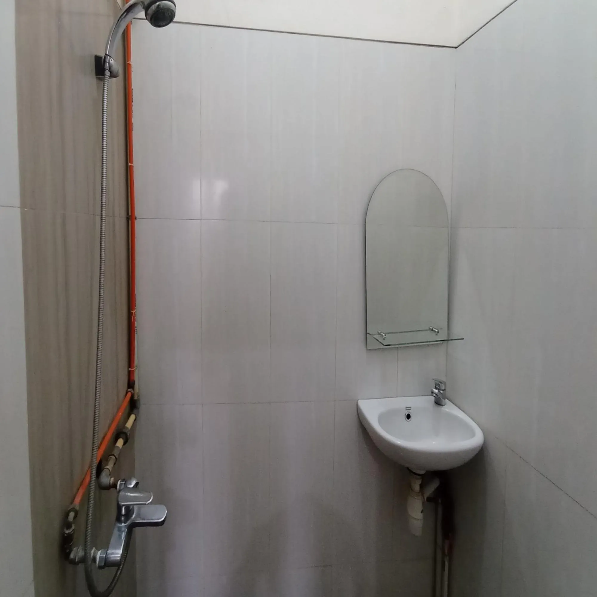 Bathroom in Super OYO 3314 Syariah House