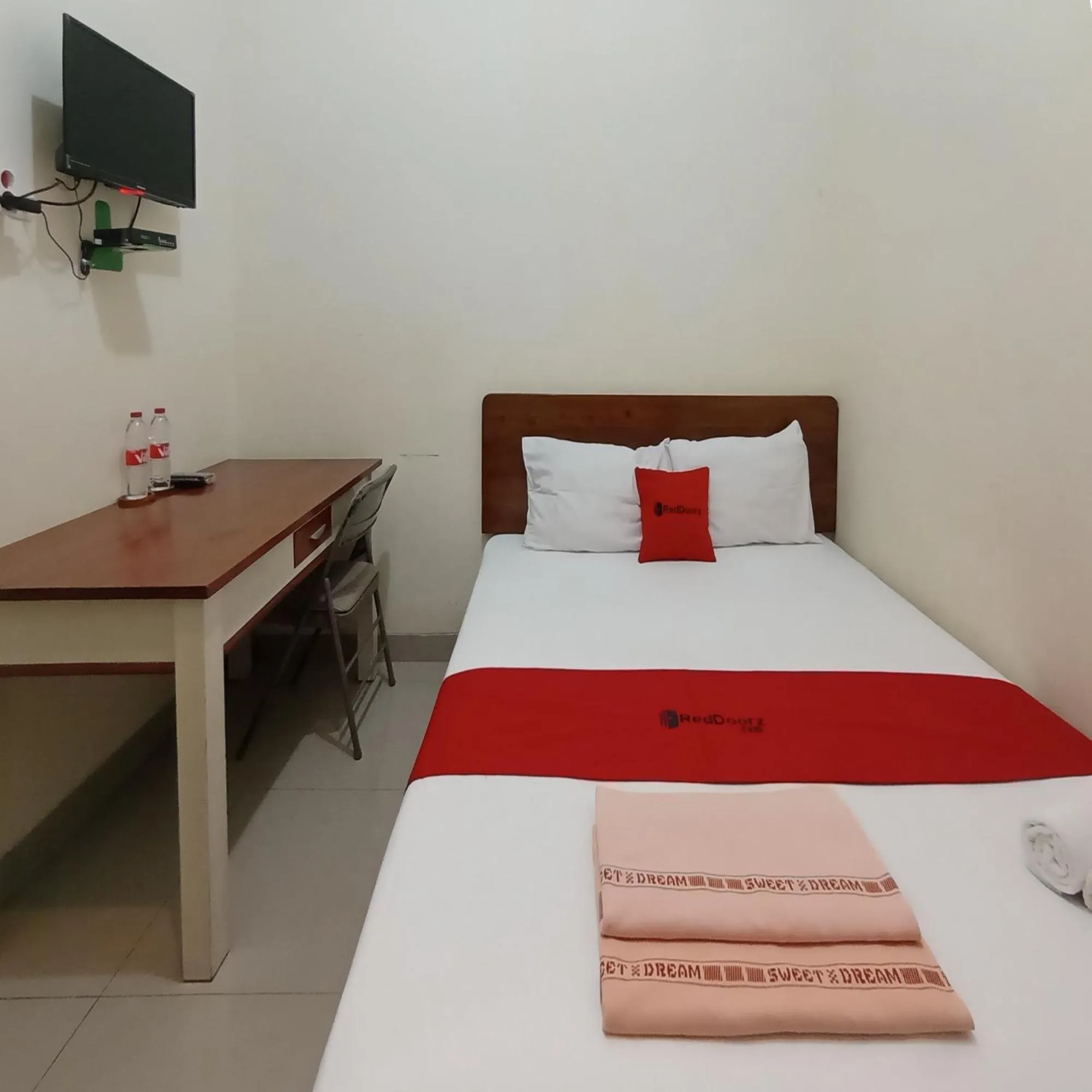 Bedroom, Bed in Super OYO 3314 Syariah House