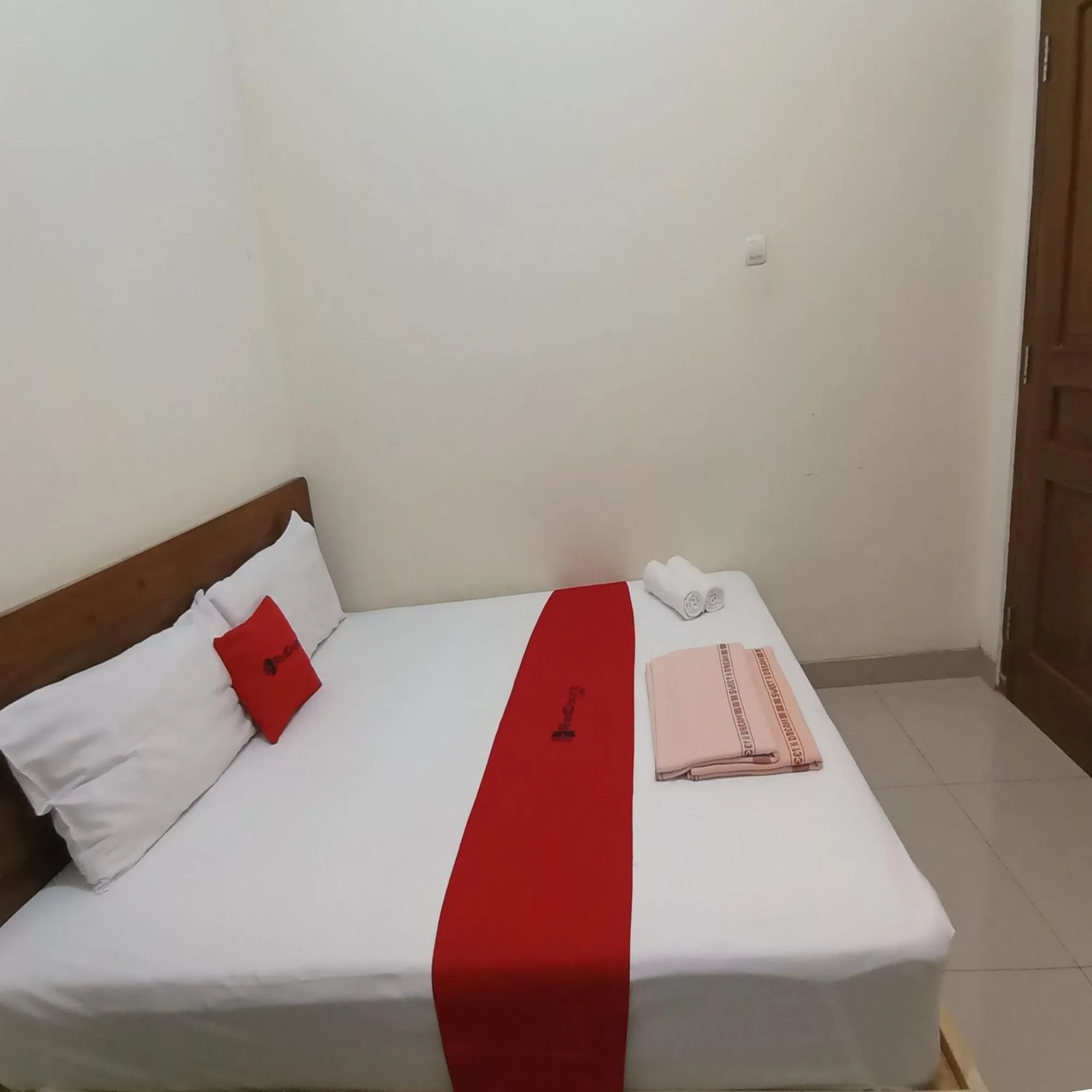Bedroom, Bed in Super OYO 3314 Syariah House
