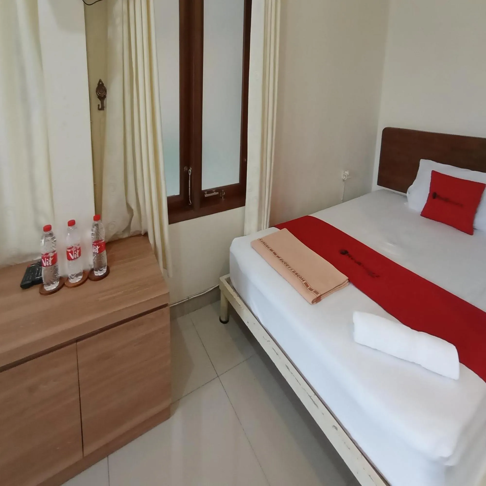 Bedroom, Bed in Super OYO 3314 Syariah House