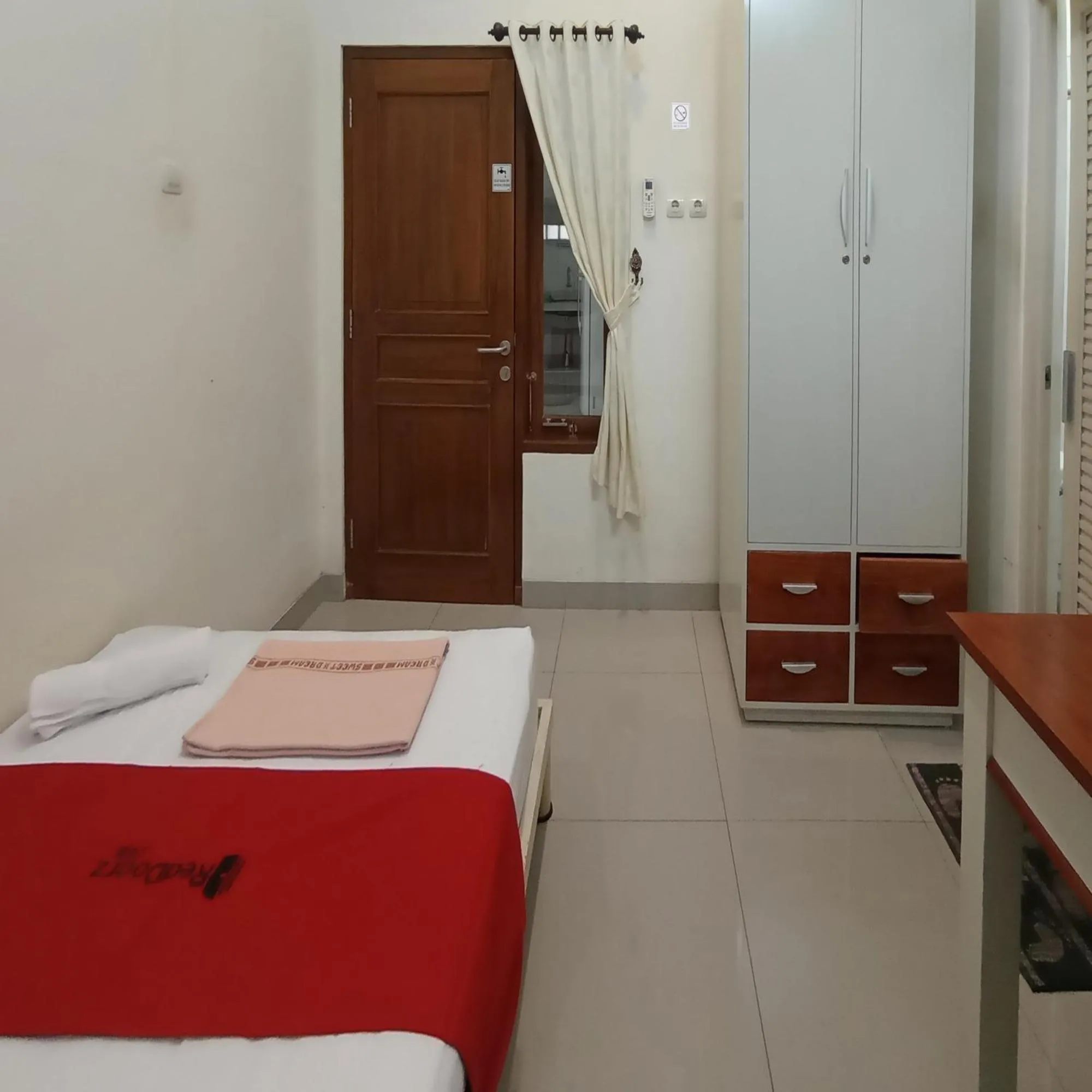 Bedroom, Bed in Super OYO 3314 Syariah House