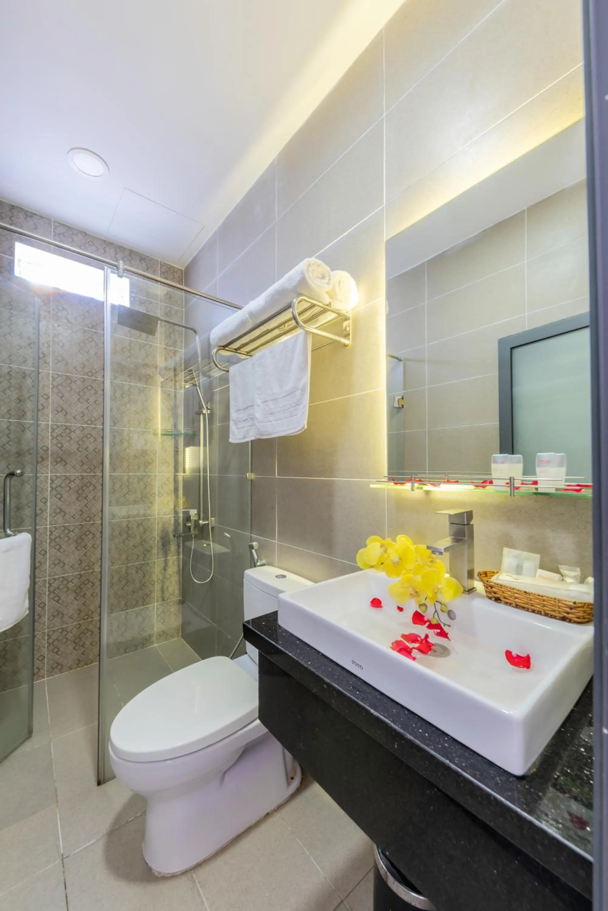 Shower in Phuc Thanh Luxury Hotel by THG