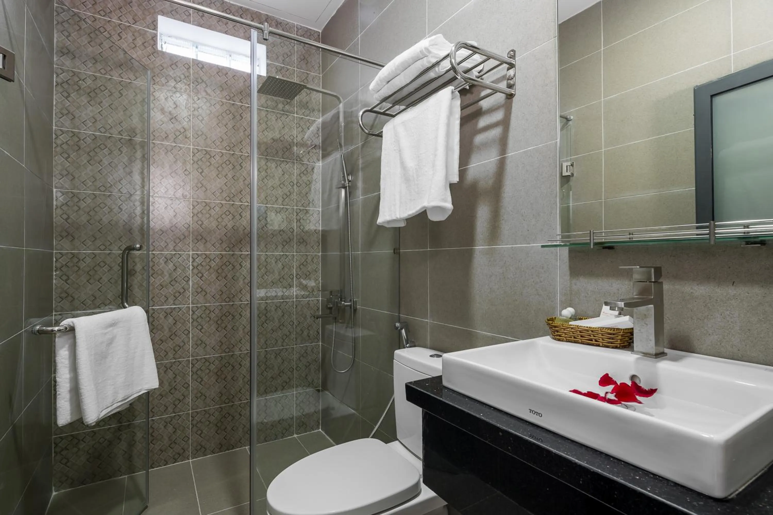 Shower in Phuc Thanh Luxury Hotel by THG