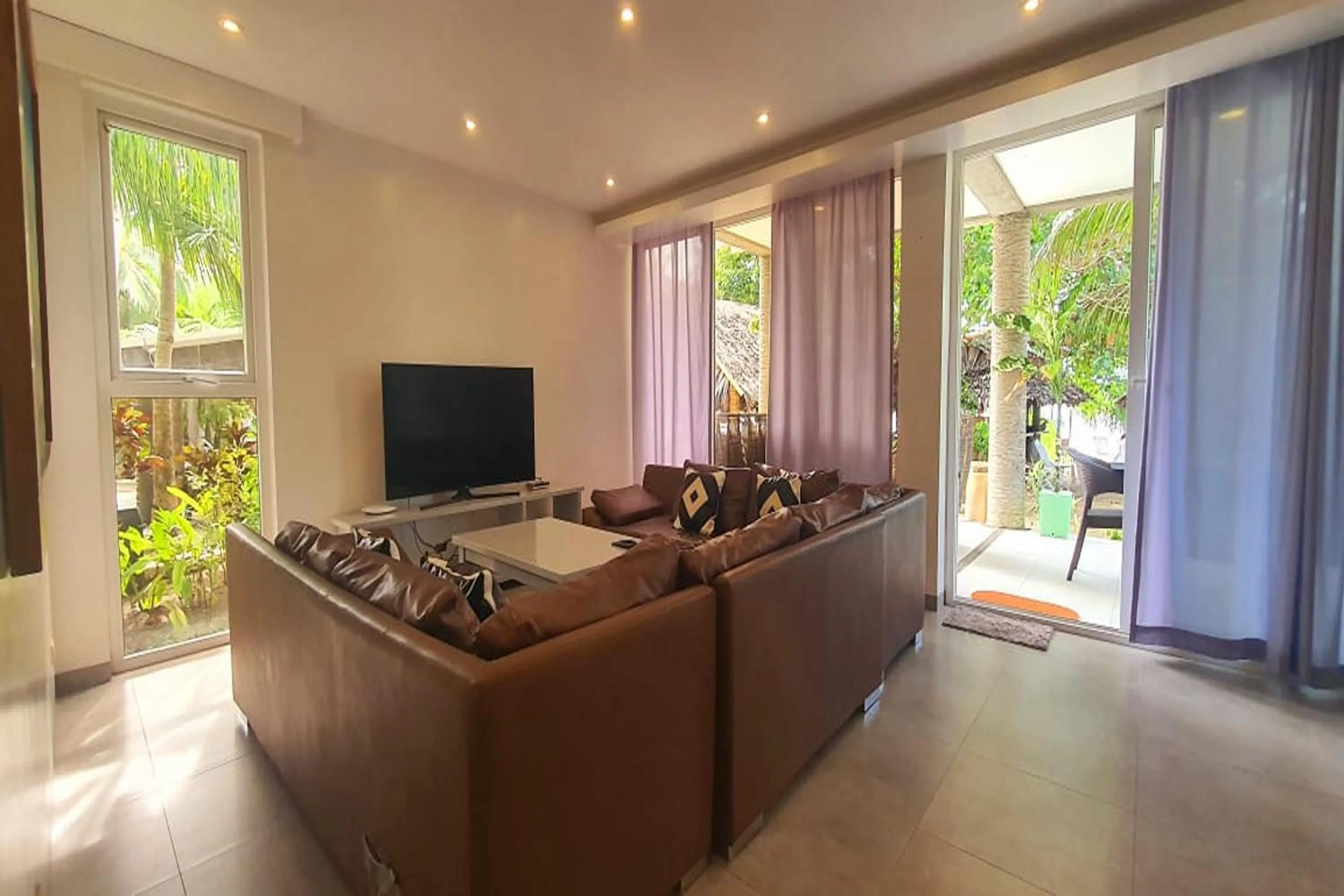 Living room in Pili Beach Resort Agmanic