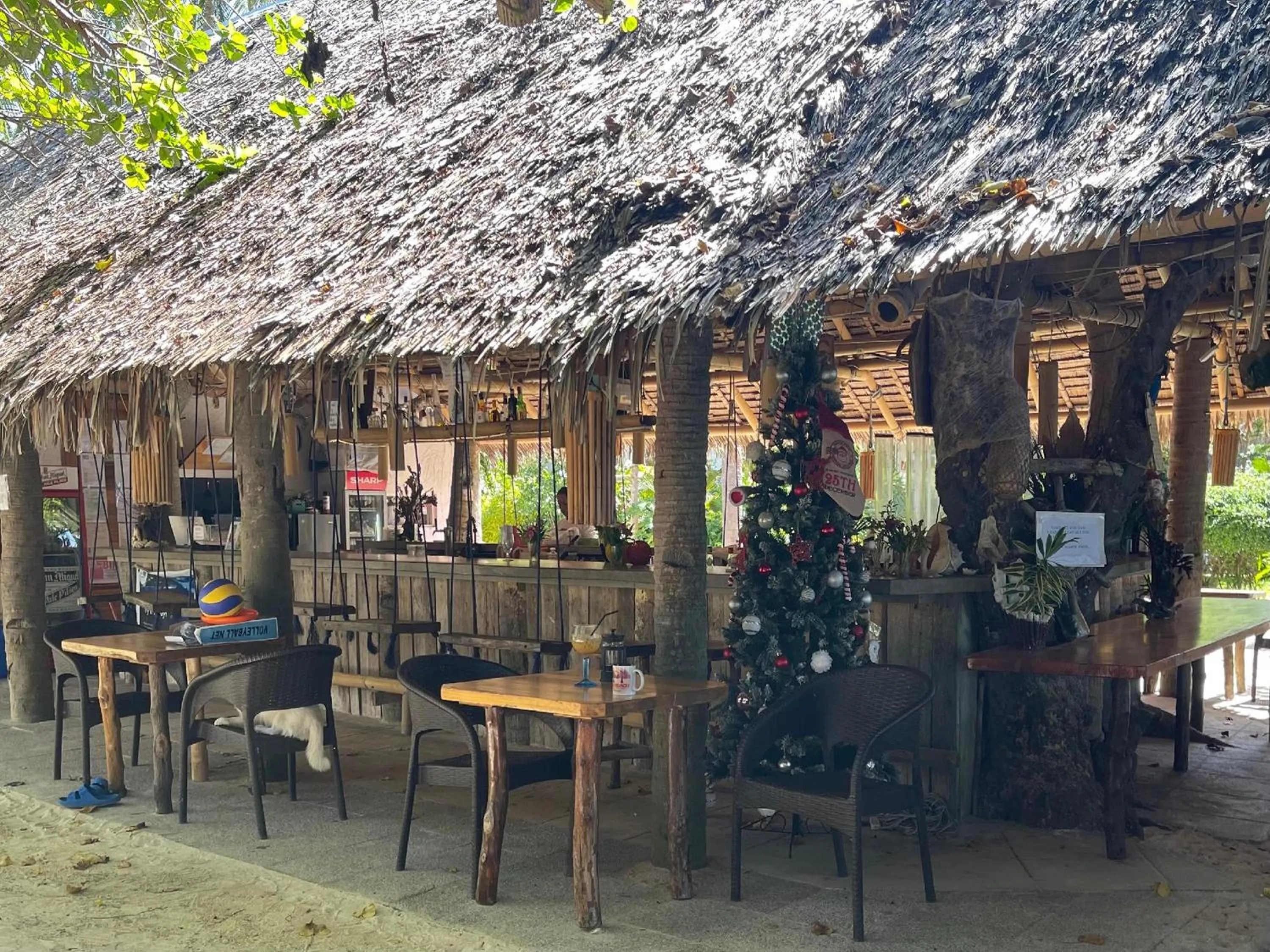 Restaurant/places to eat in Pili Beach Resort Agmanic