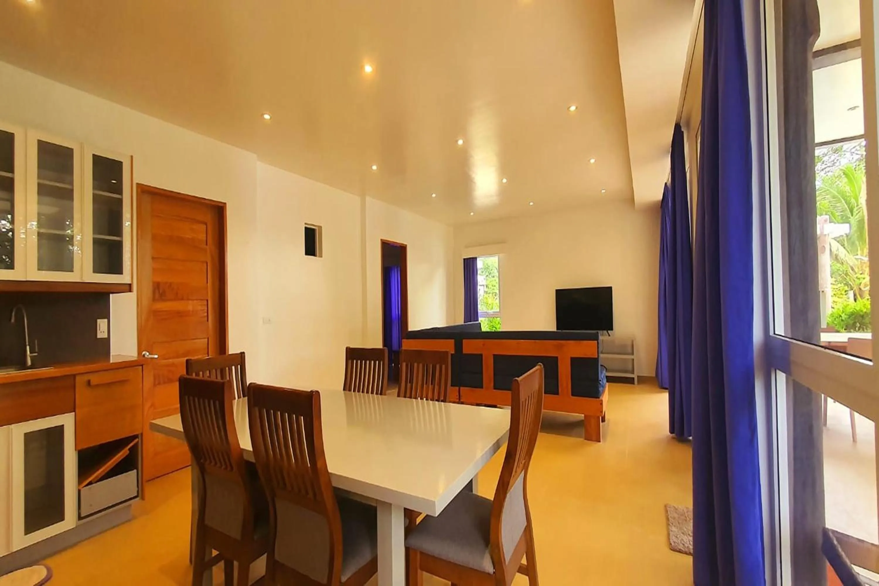 Dining area in Pili Beach Resort Agmanic