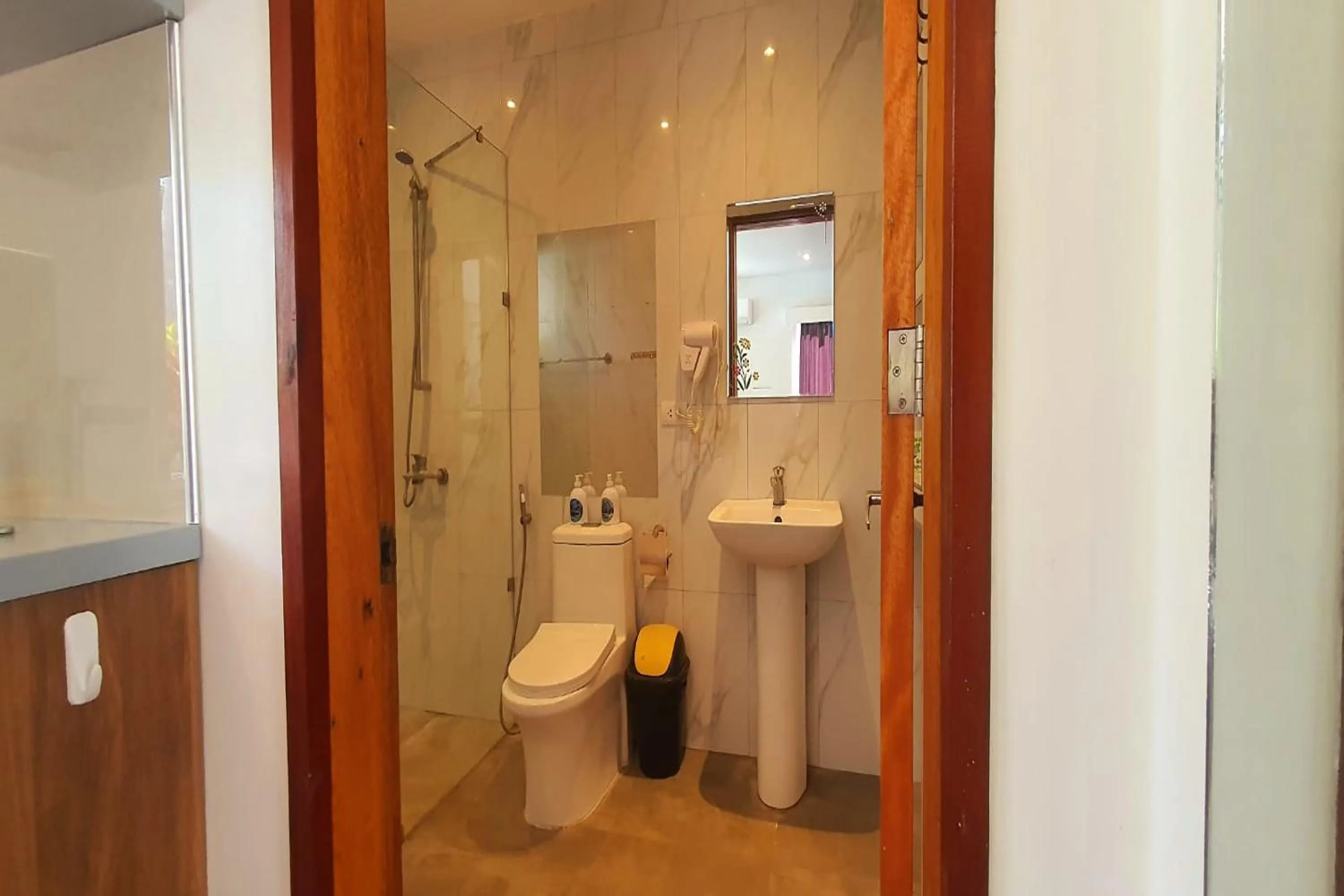 Bathroom in Pili Beach Resort Agmanic