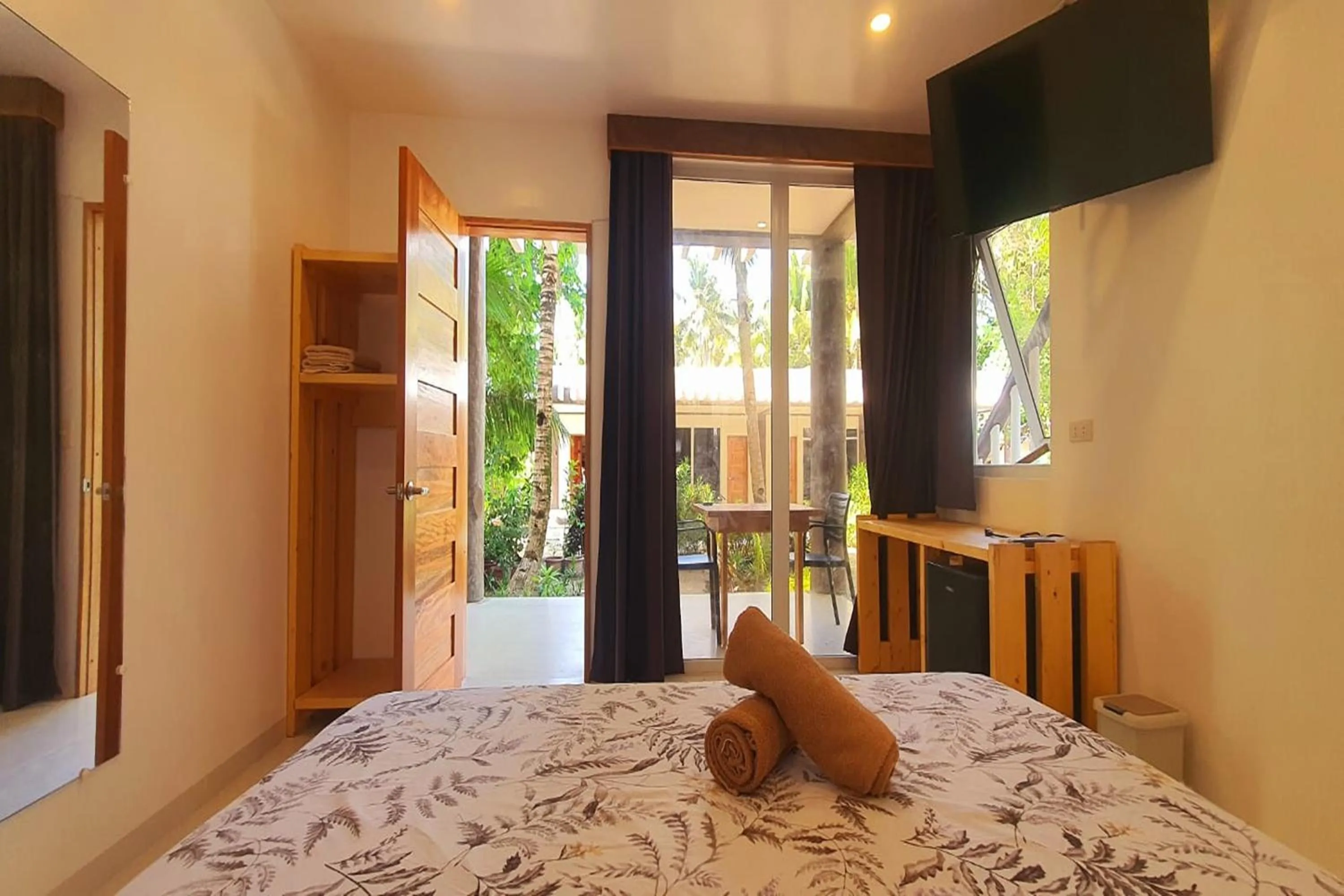 Bedroom, Bed in Pili Beach Resort Agmanic