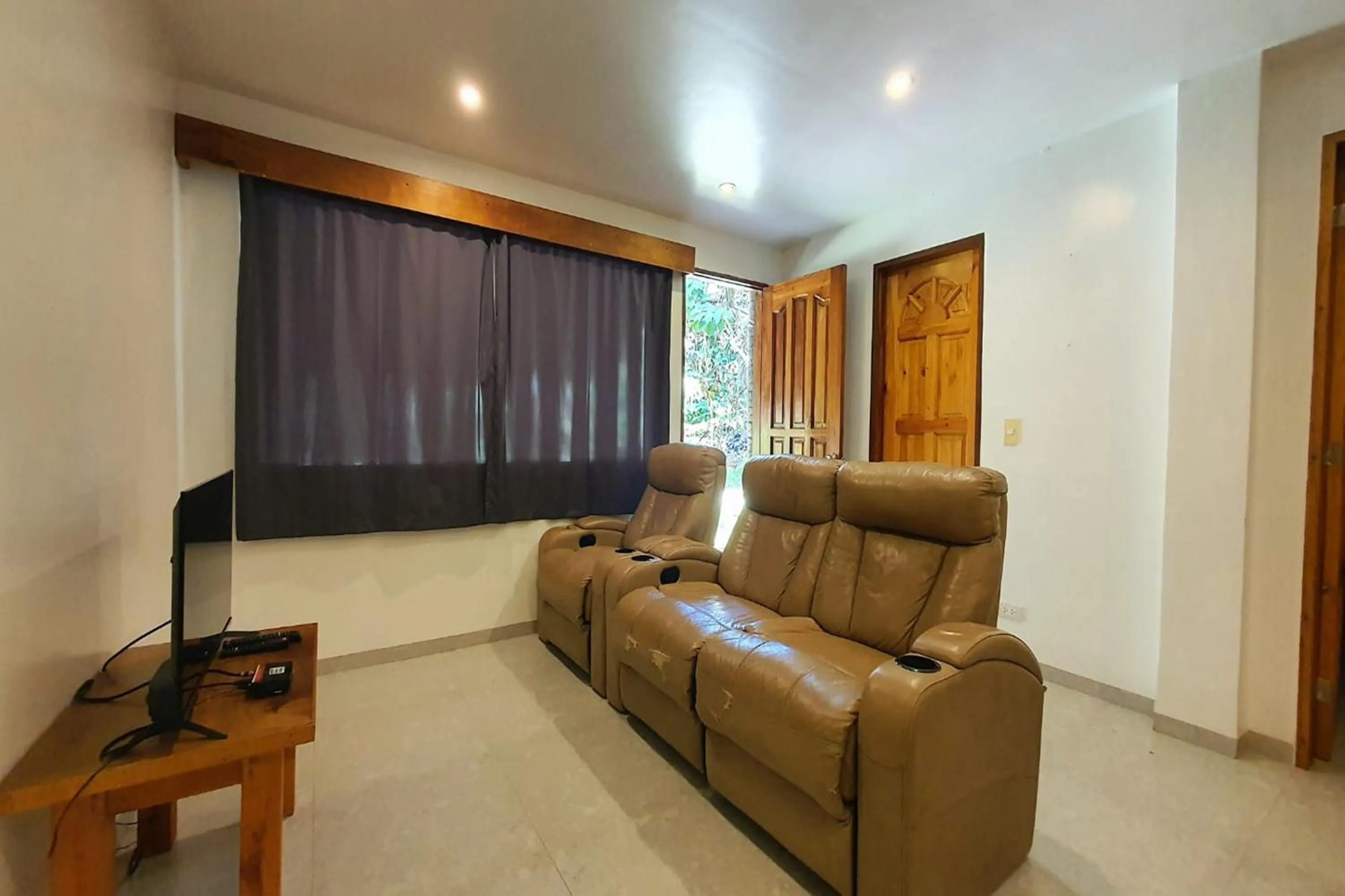 Living room in Pili Beach Resort Agmanic