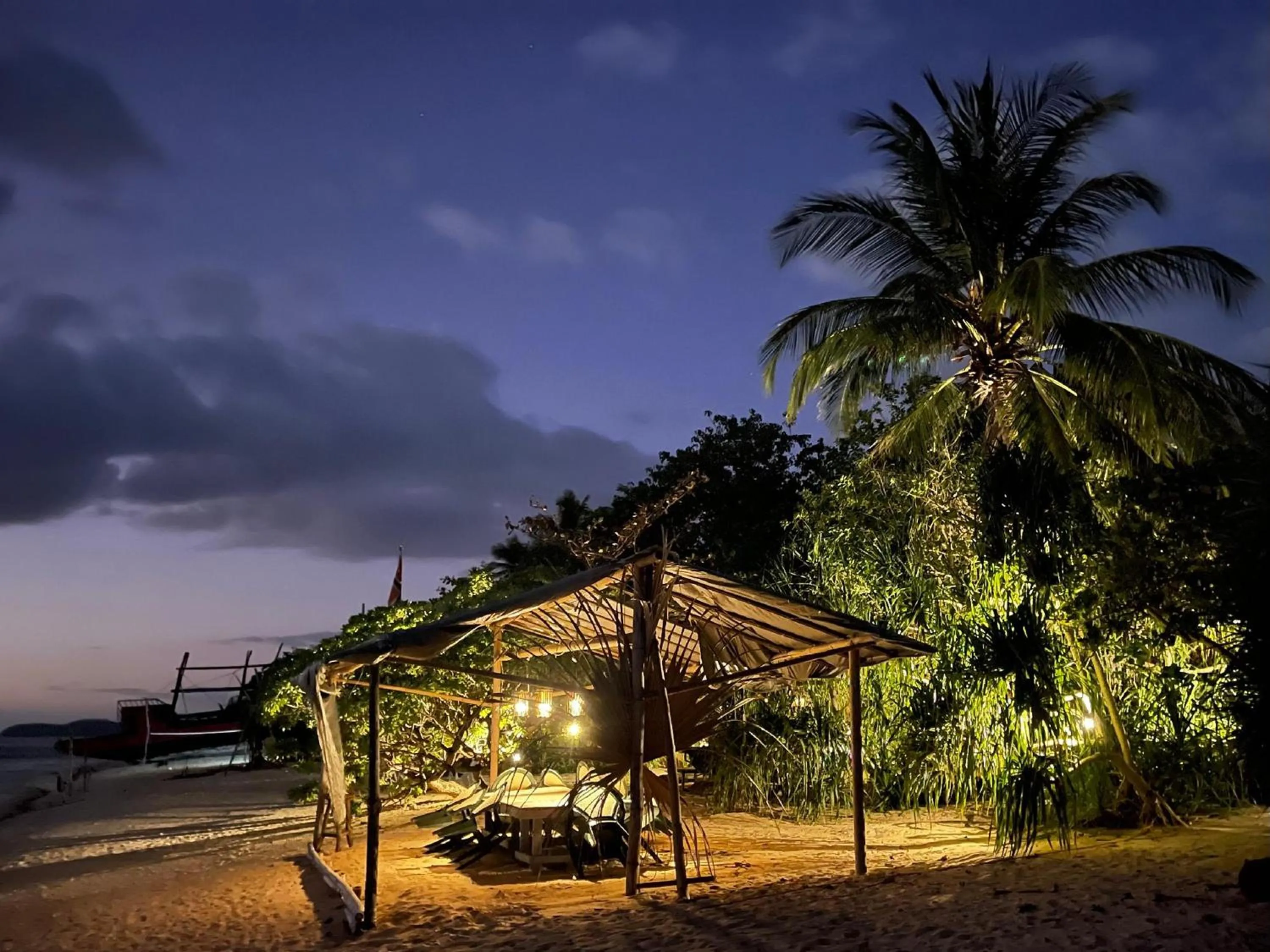 Night in Pili Beach Resort Agmanic