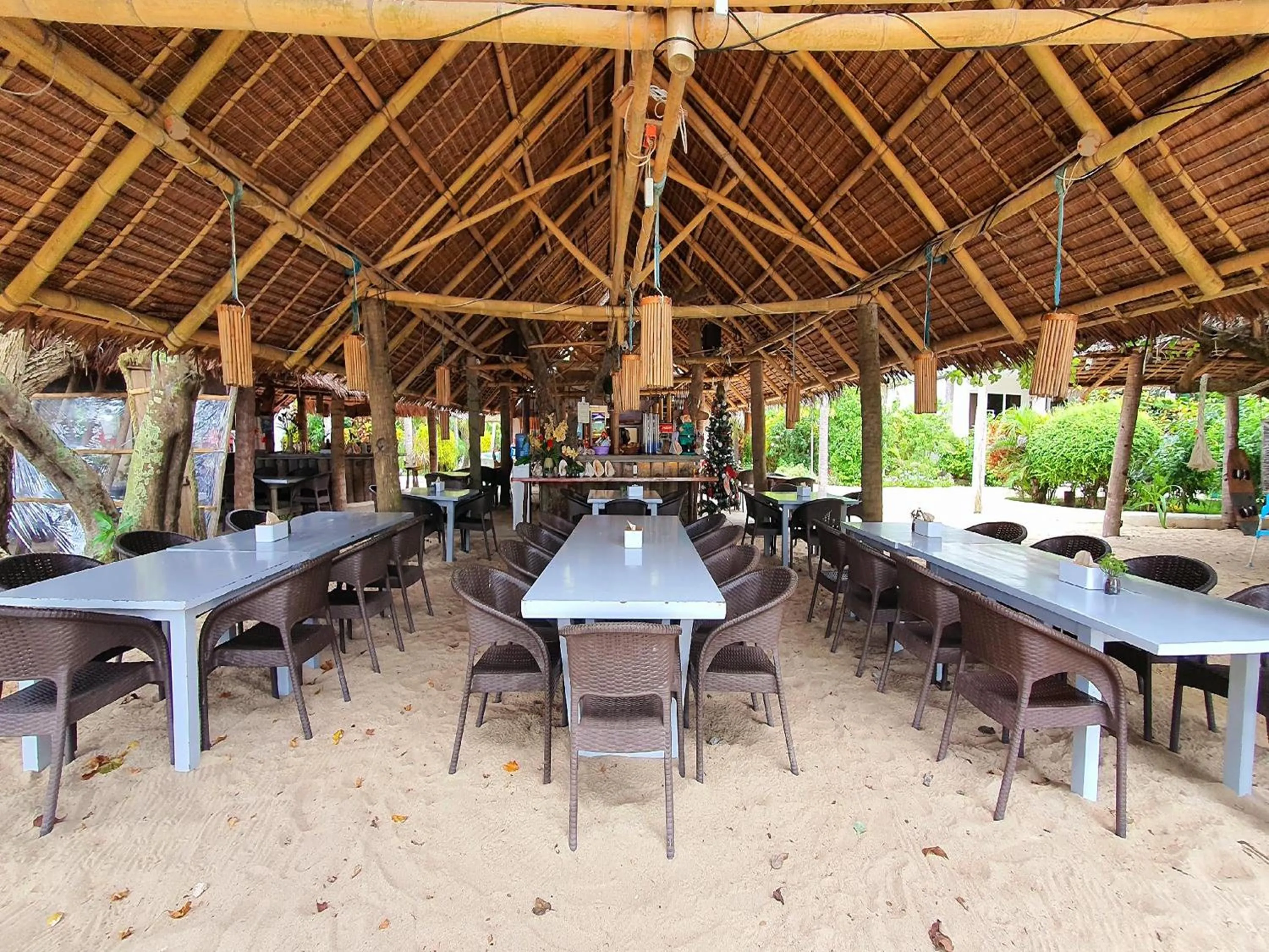 Restaurant/places to eat in Pili Beach Resort Agmanic