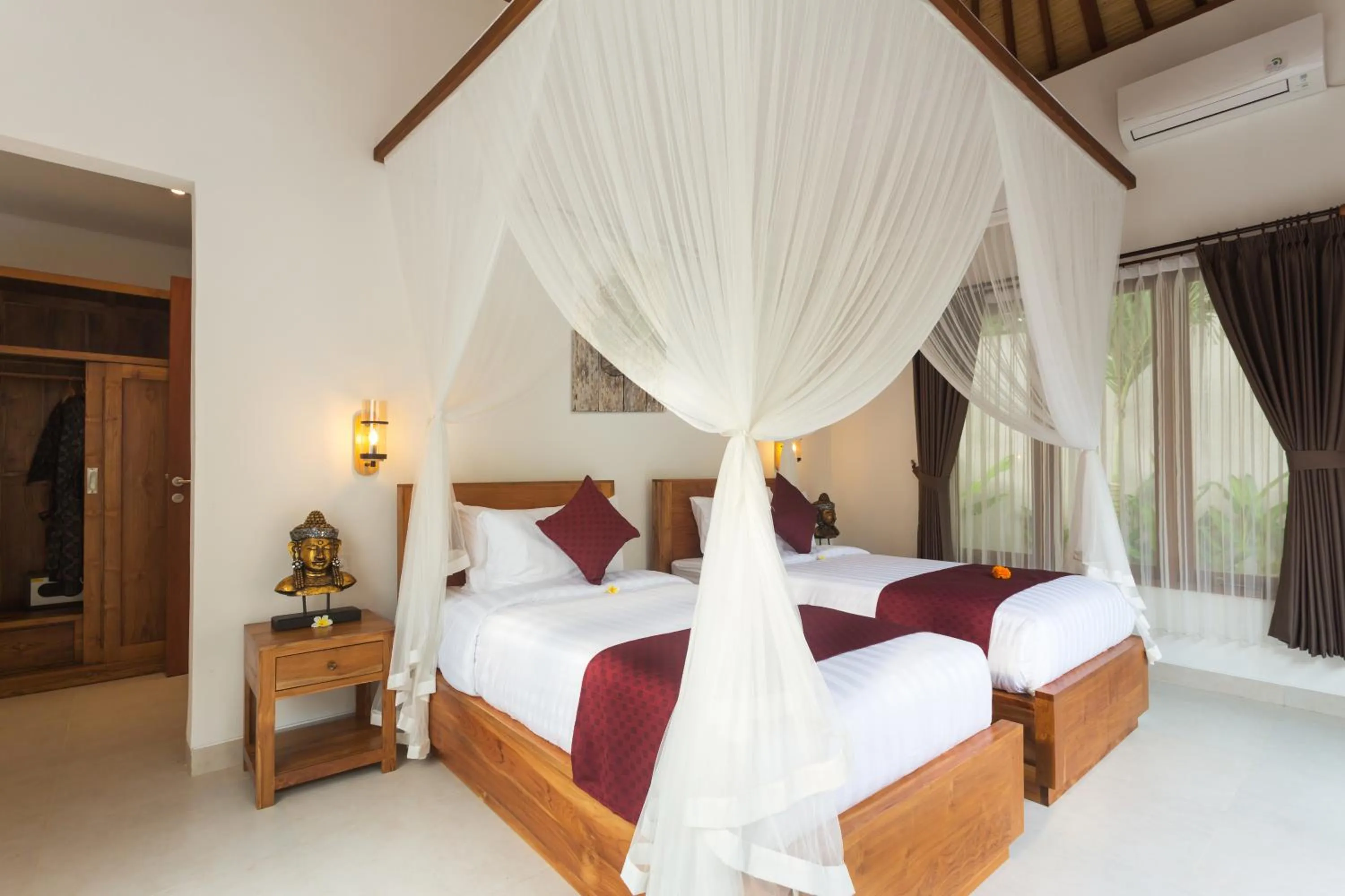 Bed in de Metra Villa Ubud by GenuineHost
