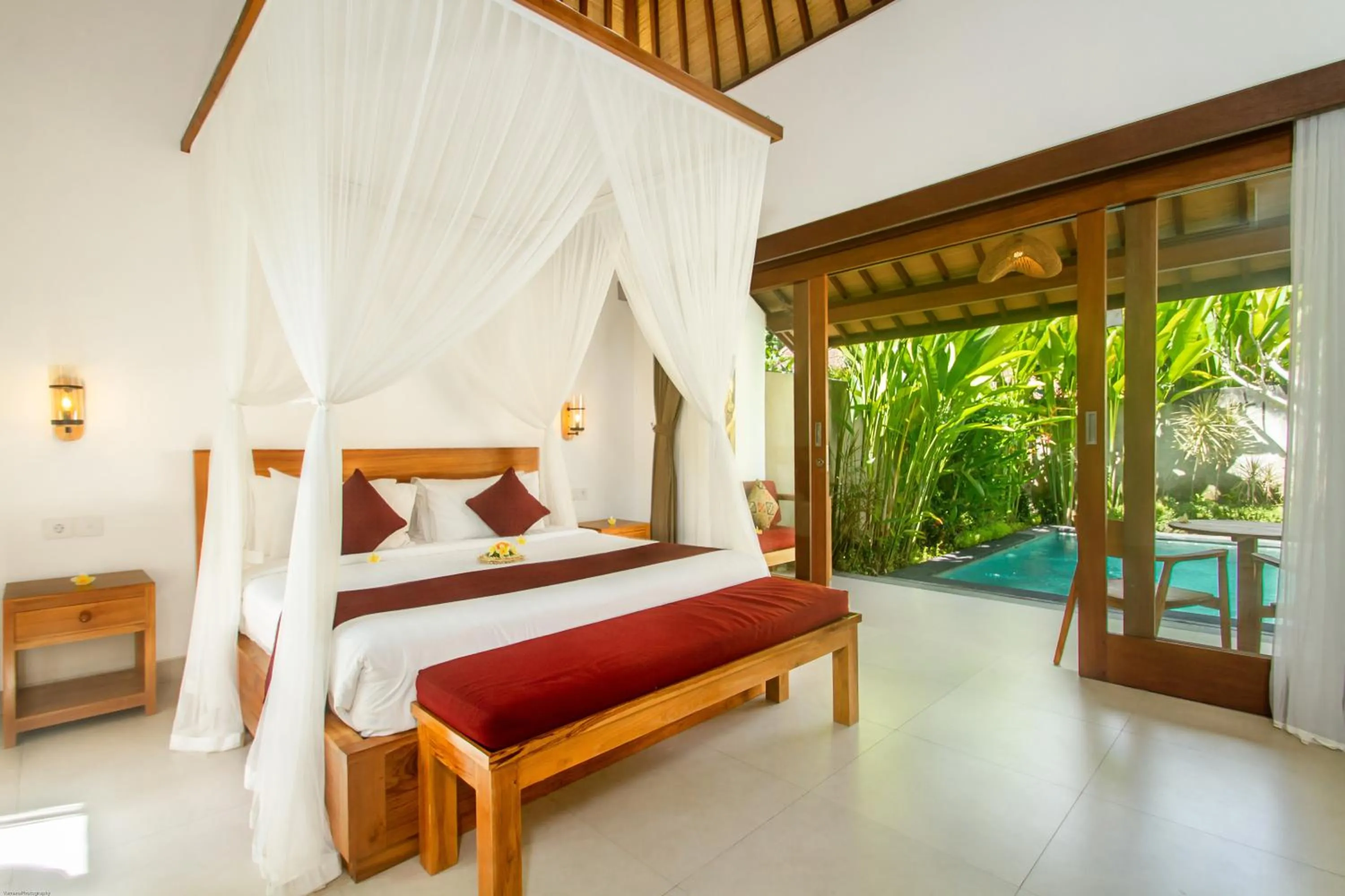 Bed in de Metra Villa Ubud by GenuineHost