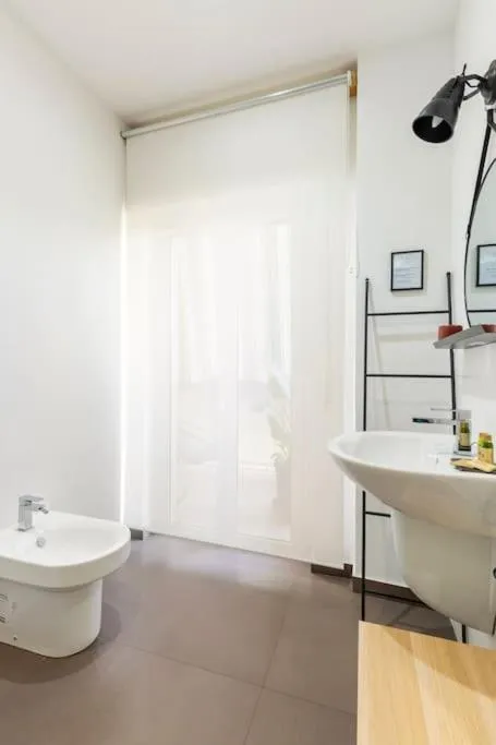 Bathroom in Tufo Giallo Rooms