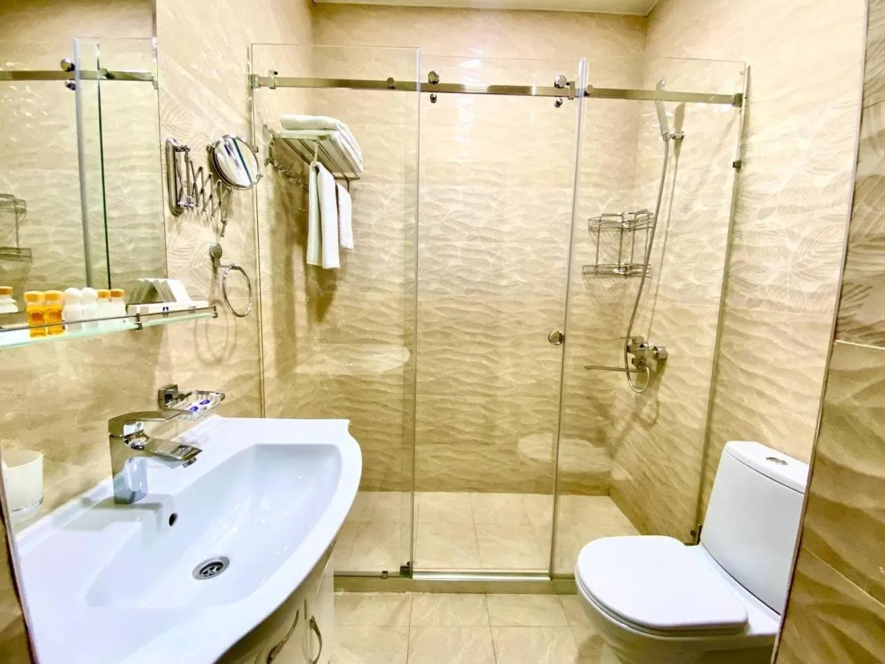 Shower in Gabrielle International Hotel