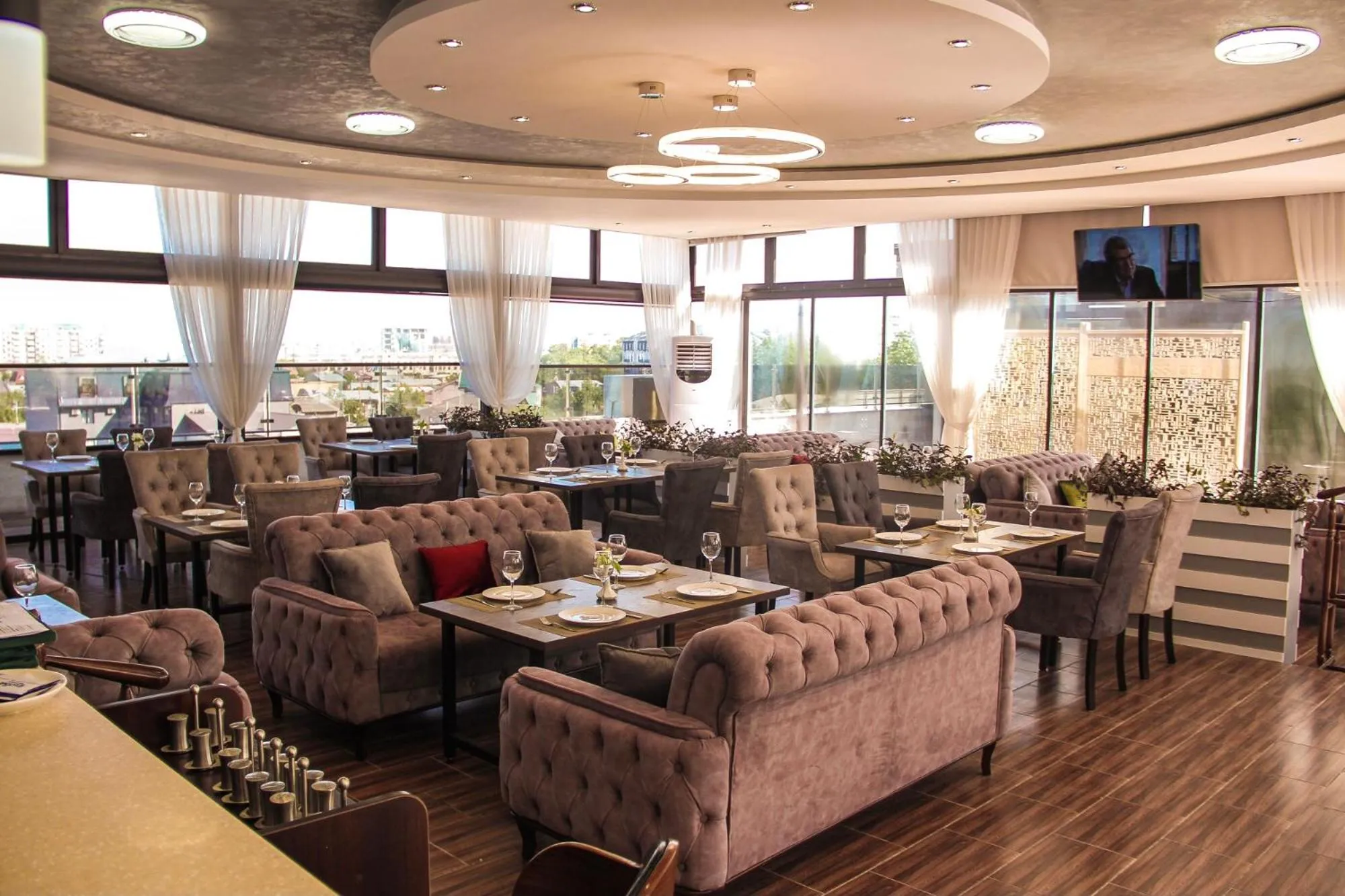 Restaurant/places to eat in Gabrielle International Hotel