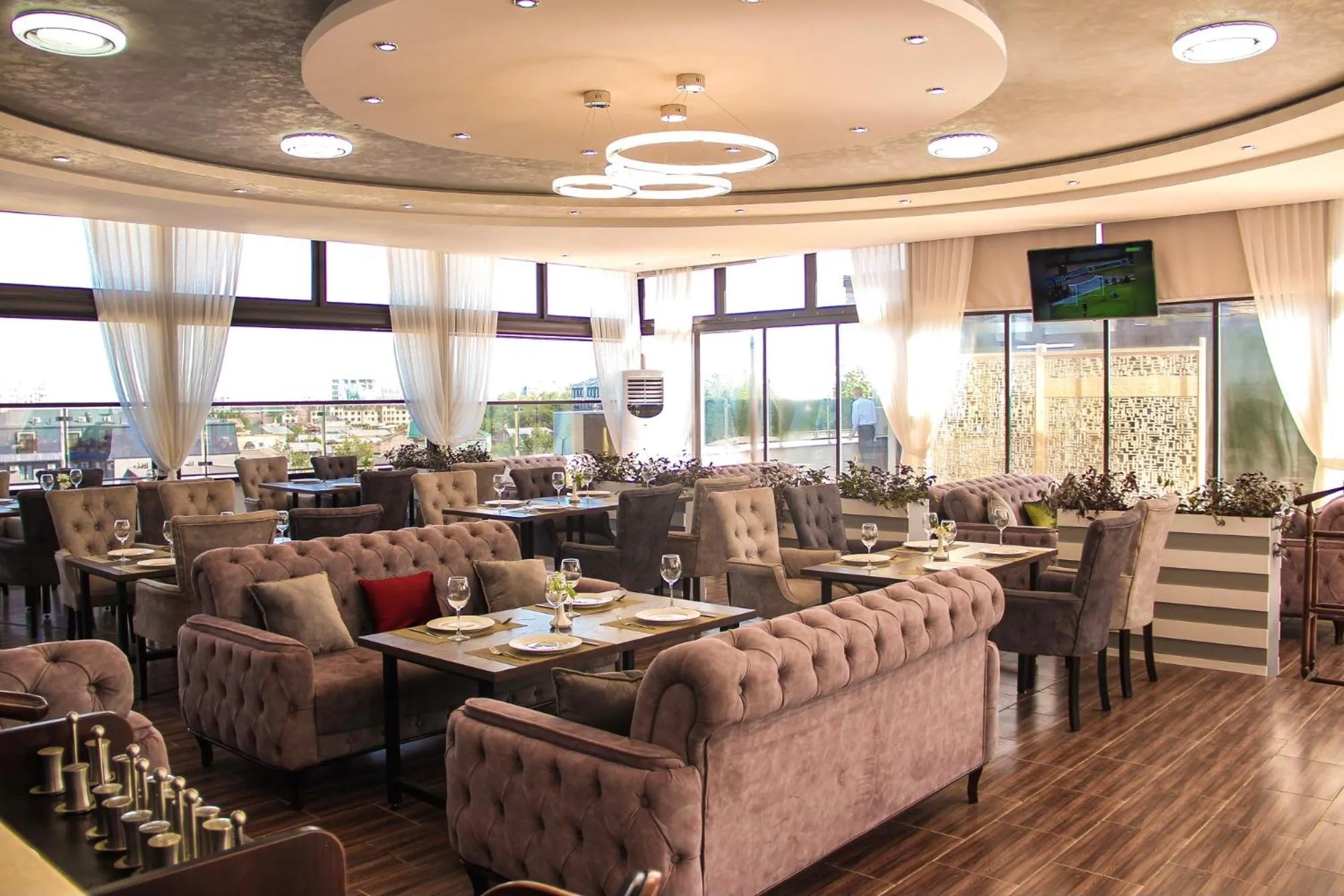 Restaurant/places to eat in Gabrielle International Hotel