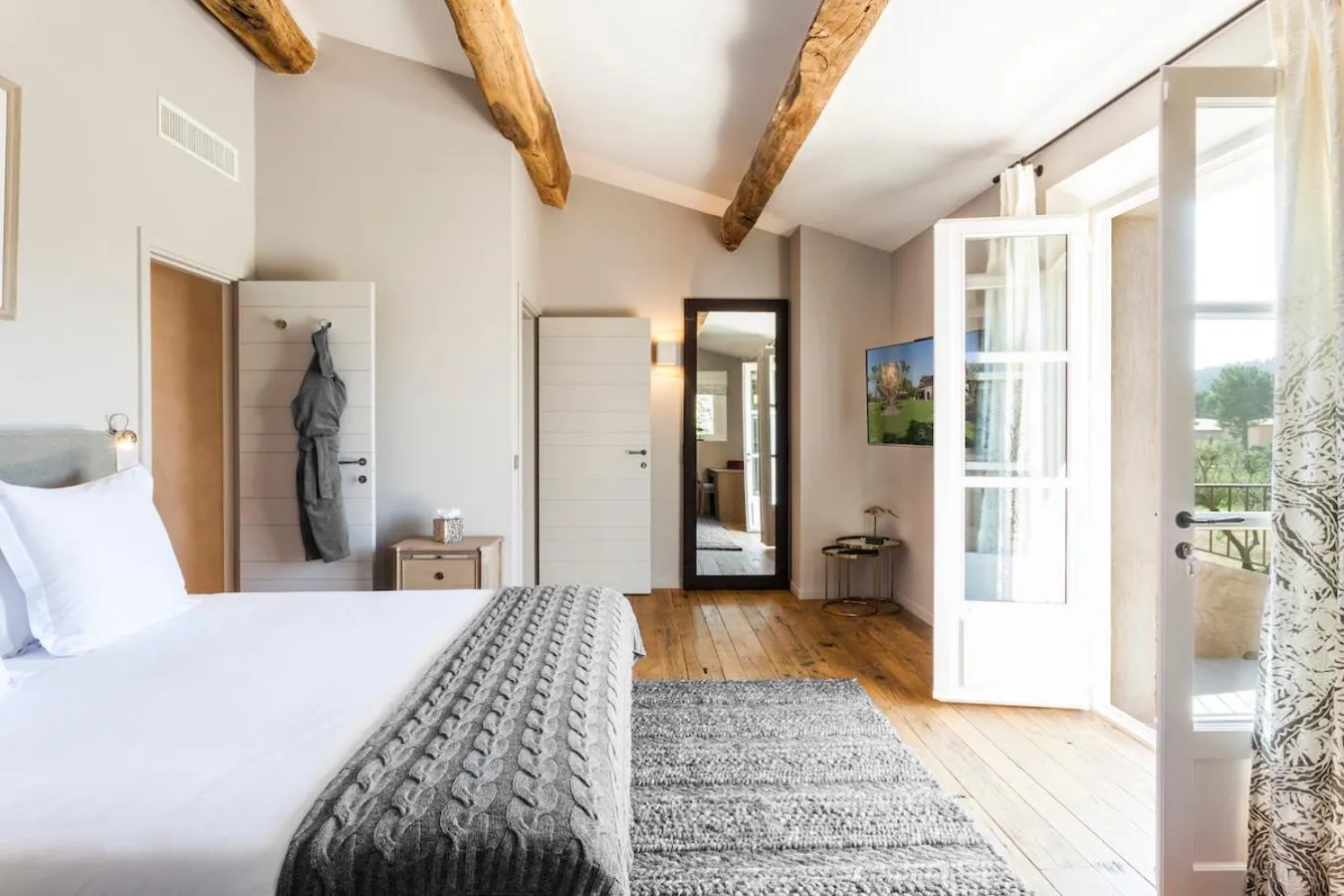 Photo of the whole room, Bed in Domaine Les Mésanges