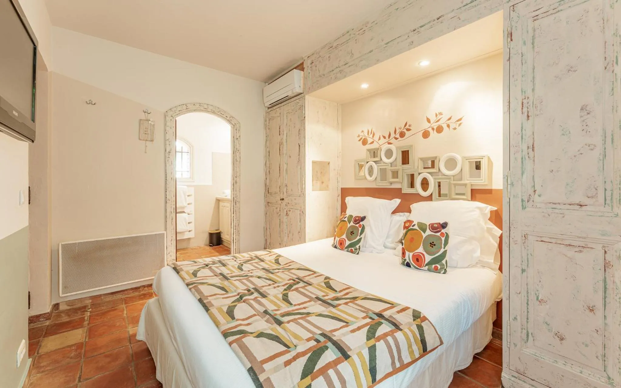 Photo of the whole room, Bed in Domaine Les Mésanges