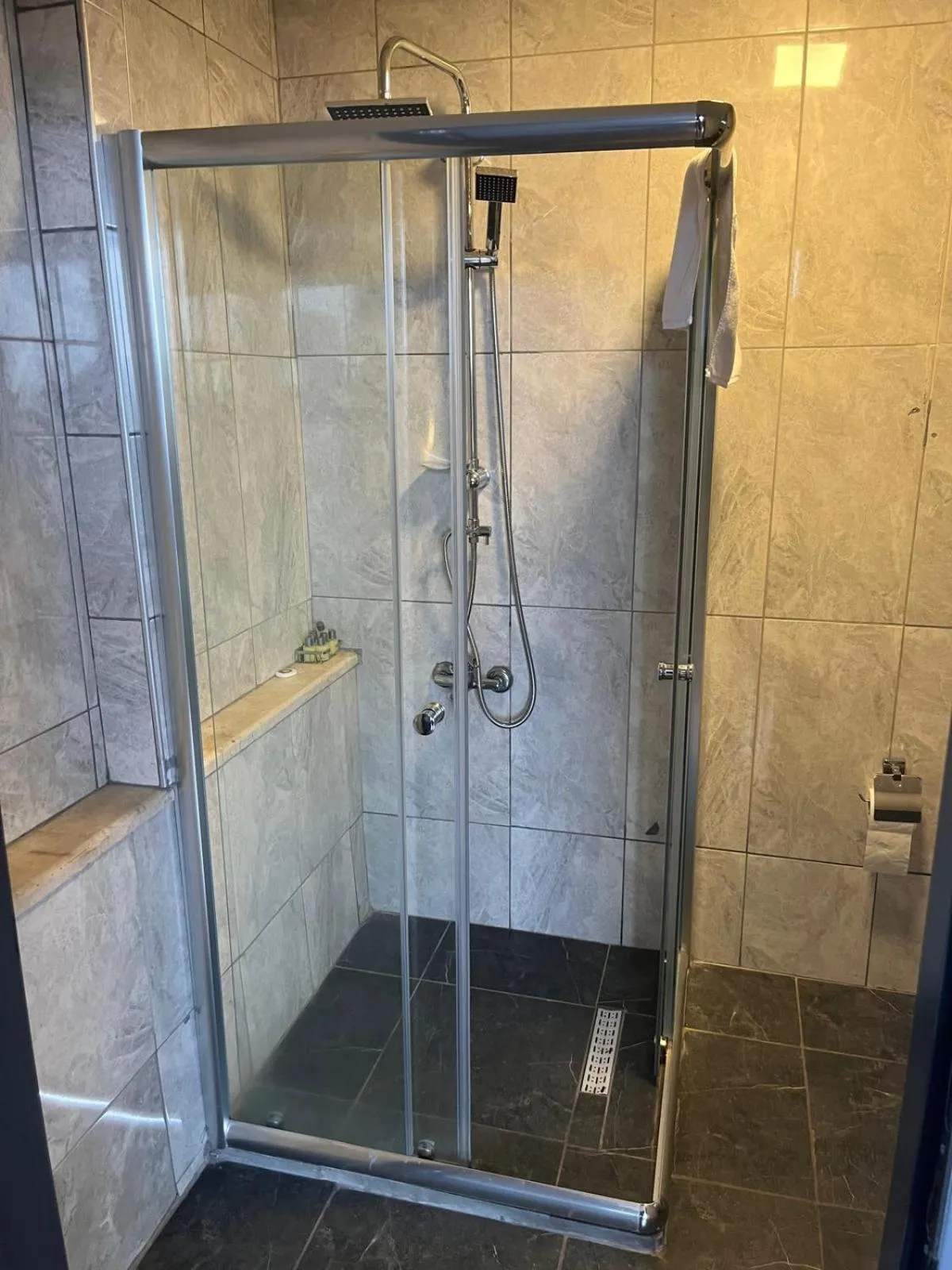 Shower in Cadde 7 Otel
