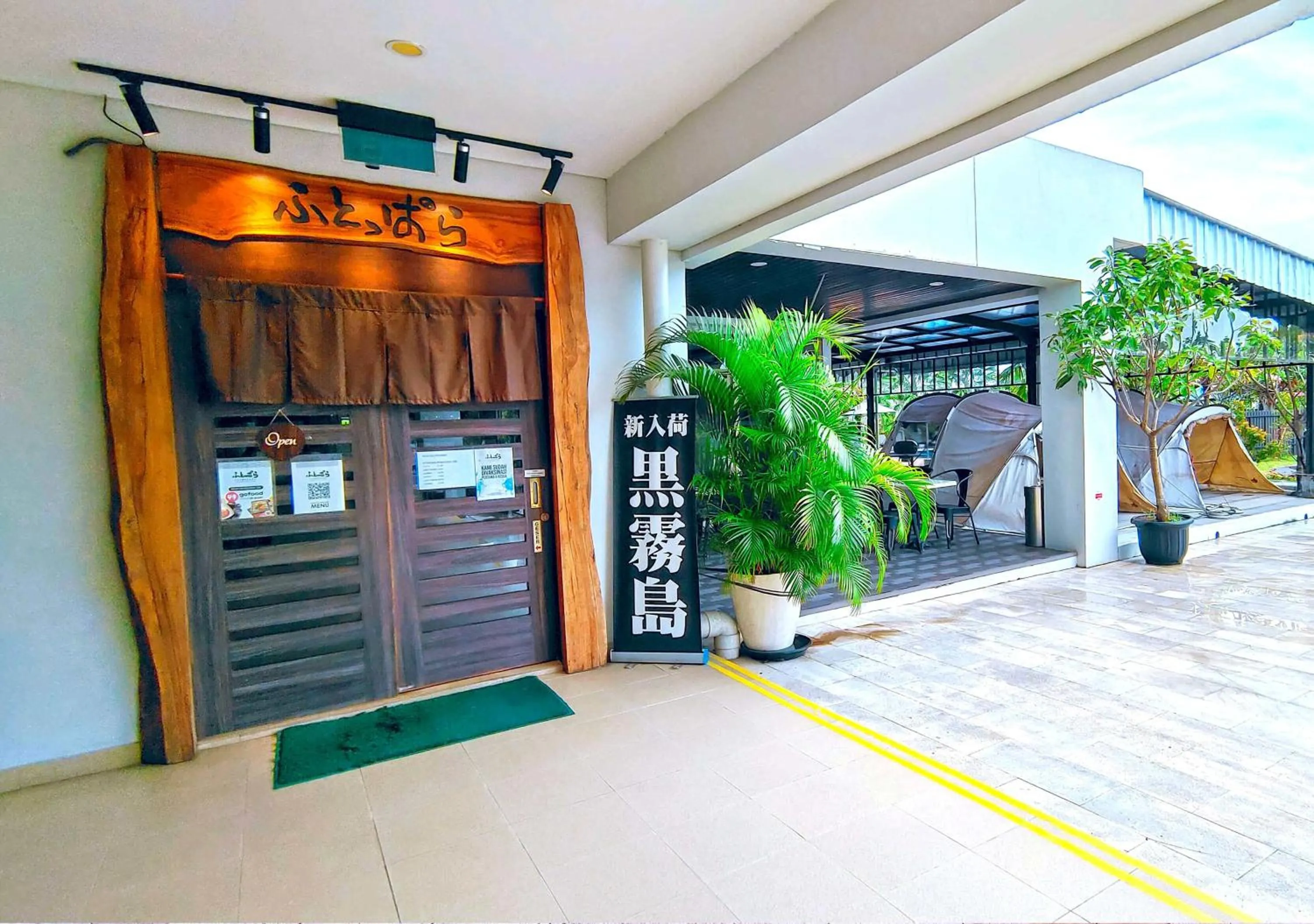 Restaurant/places to eat in Le Premier Hotel Deltamas