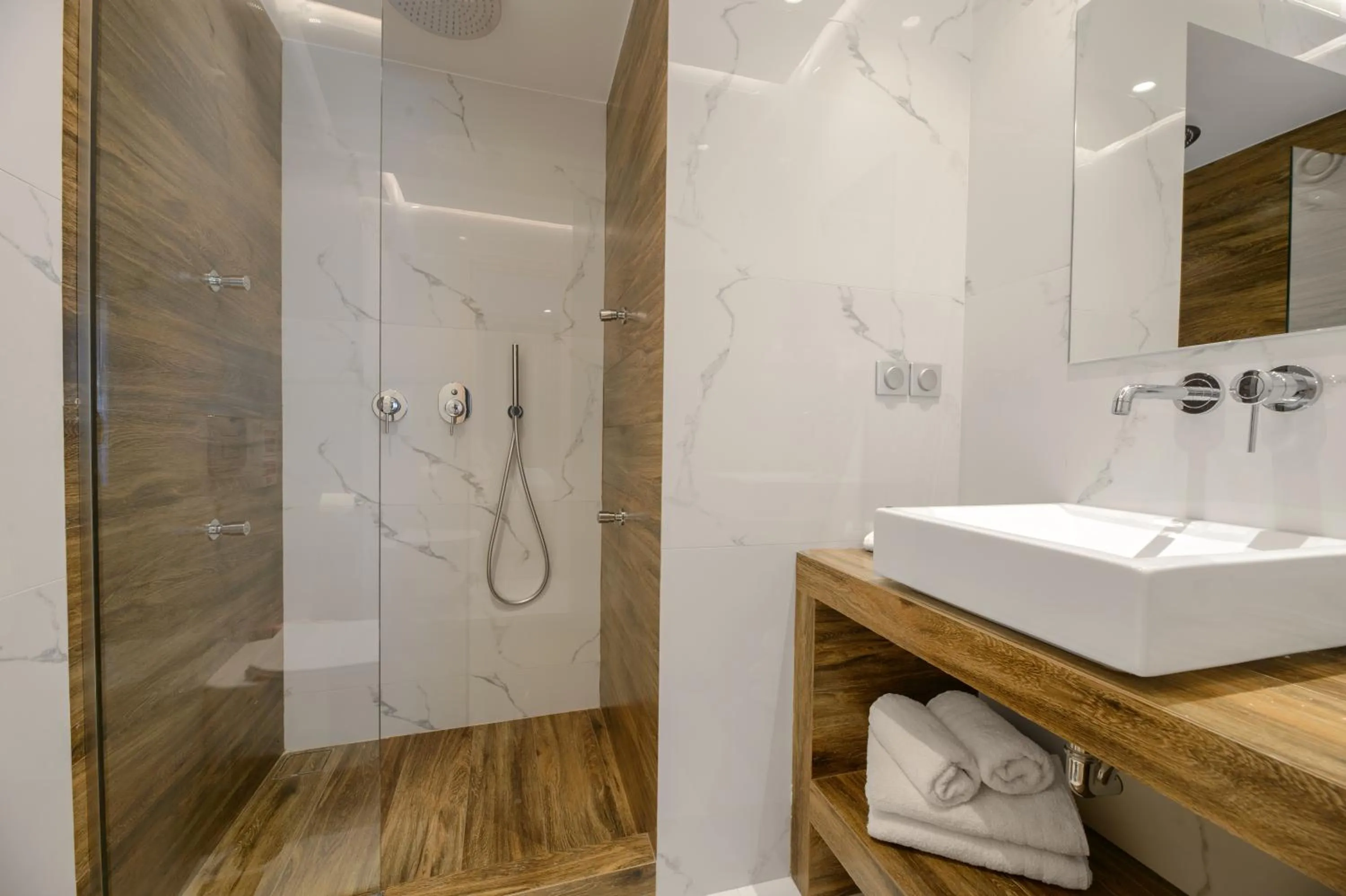 Shower in The Convo Syngrou Apartments