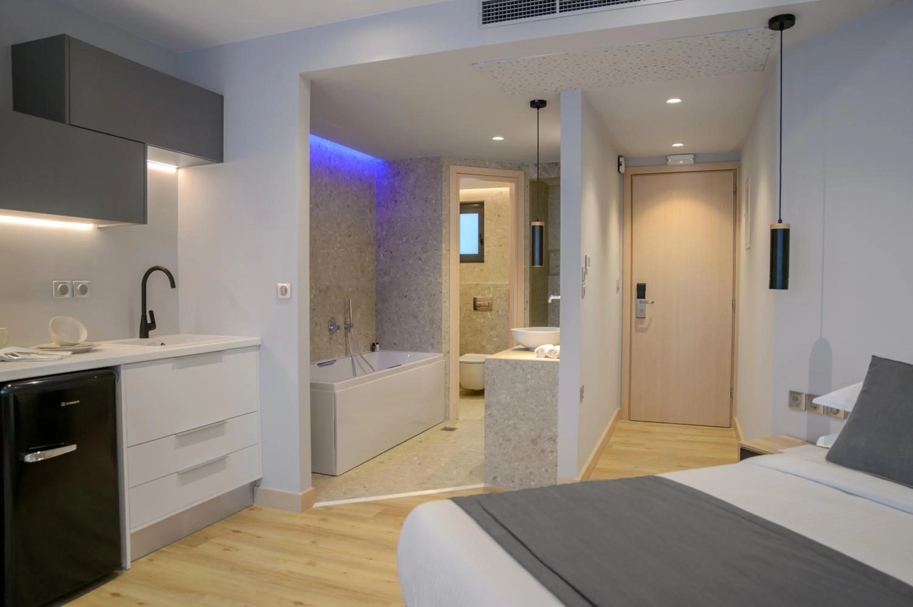 Hot Tub, Bed in The Convo Syngrou Apartments