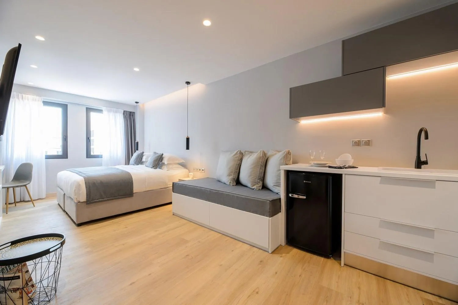 Kitchen or kitchenette, Bed in The Convo Syngrou Apartments