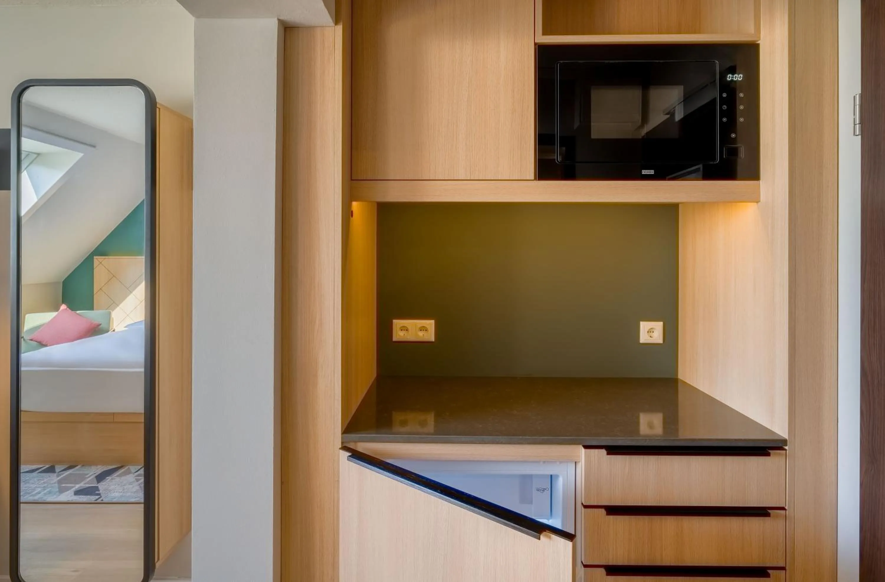 Kitchen or kitchenette, Bed in Spark By Hilton Stuttgart Sindelfingen