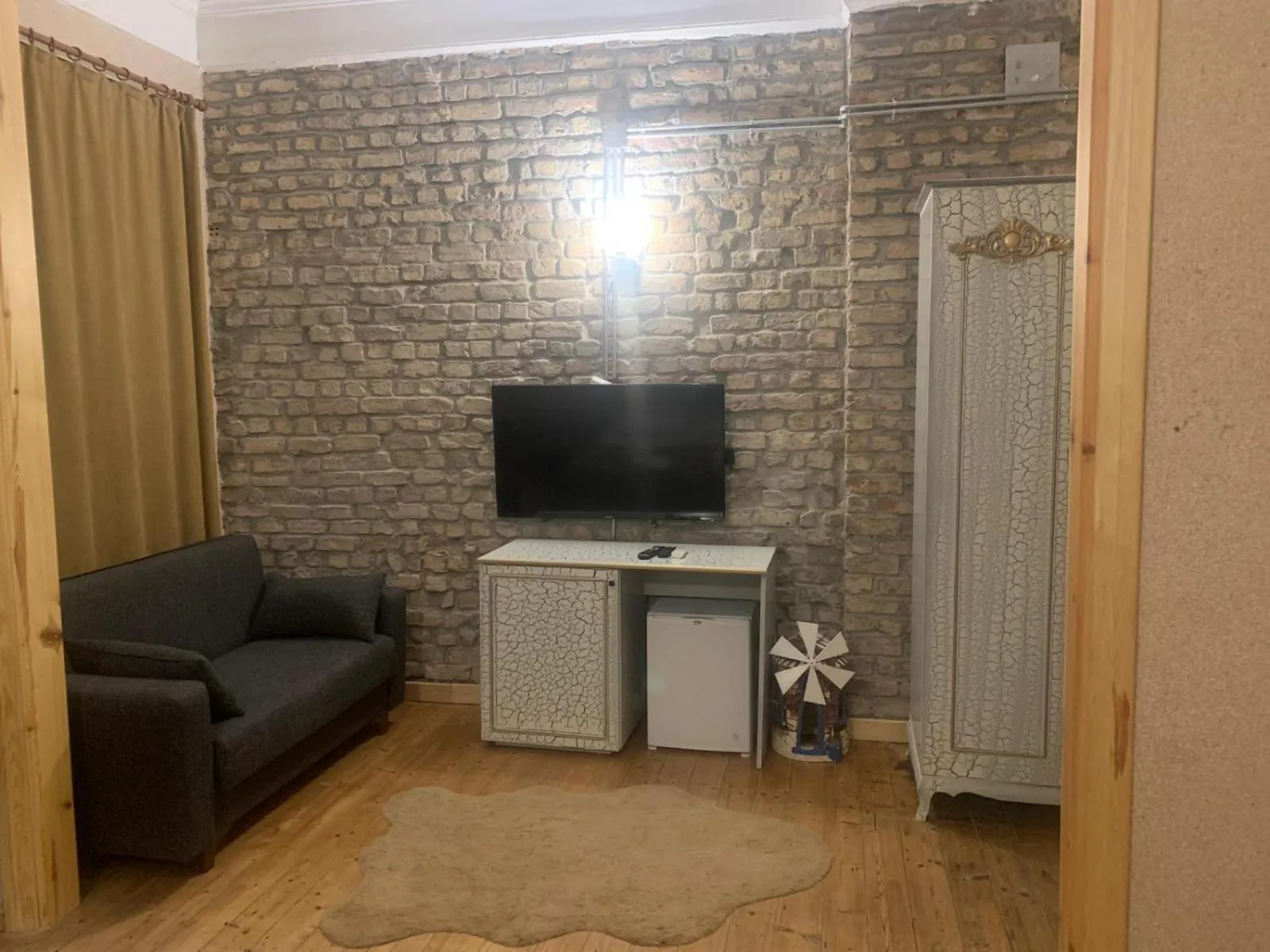 Communal lounge/ TV room in Berfinn Hotel Beşiktaş