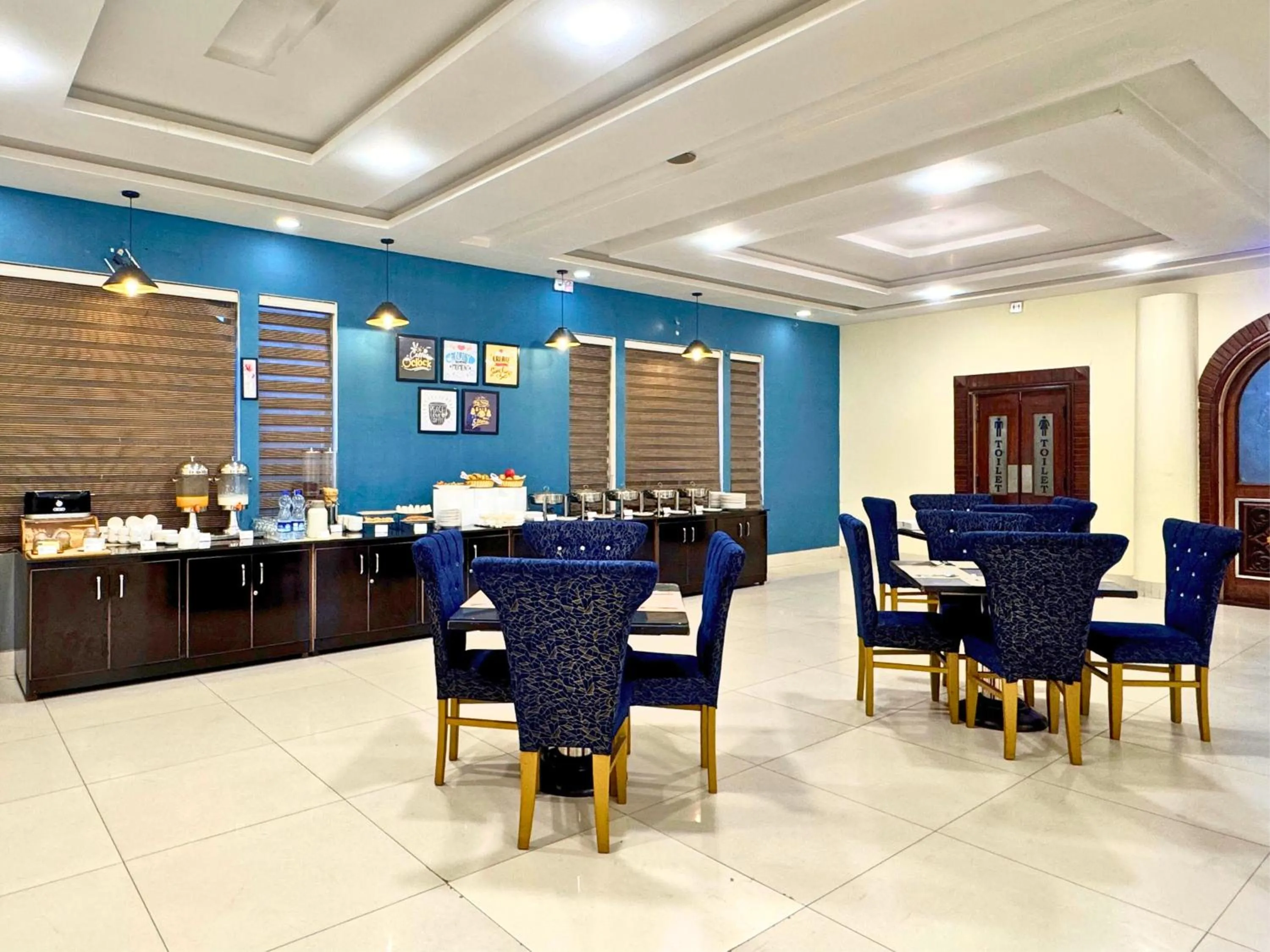 Restaurant/places to eat in Hotel One DG Khan