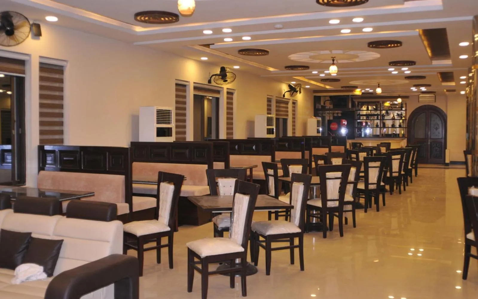 Restaurant/places to eat in Hotel One DG Khan