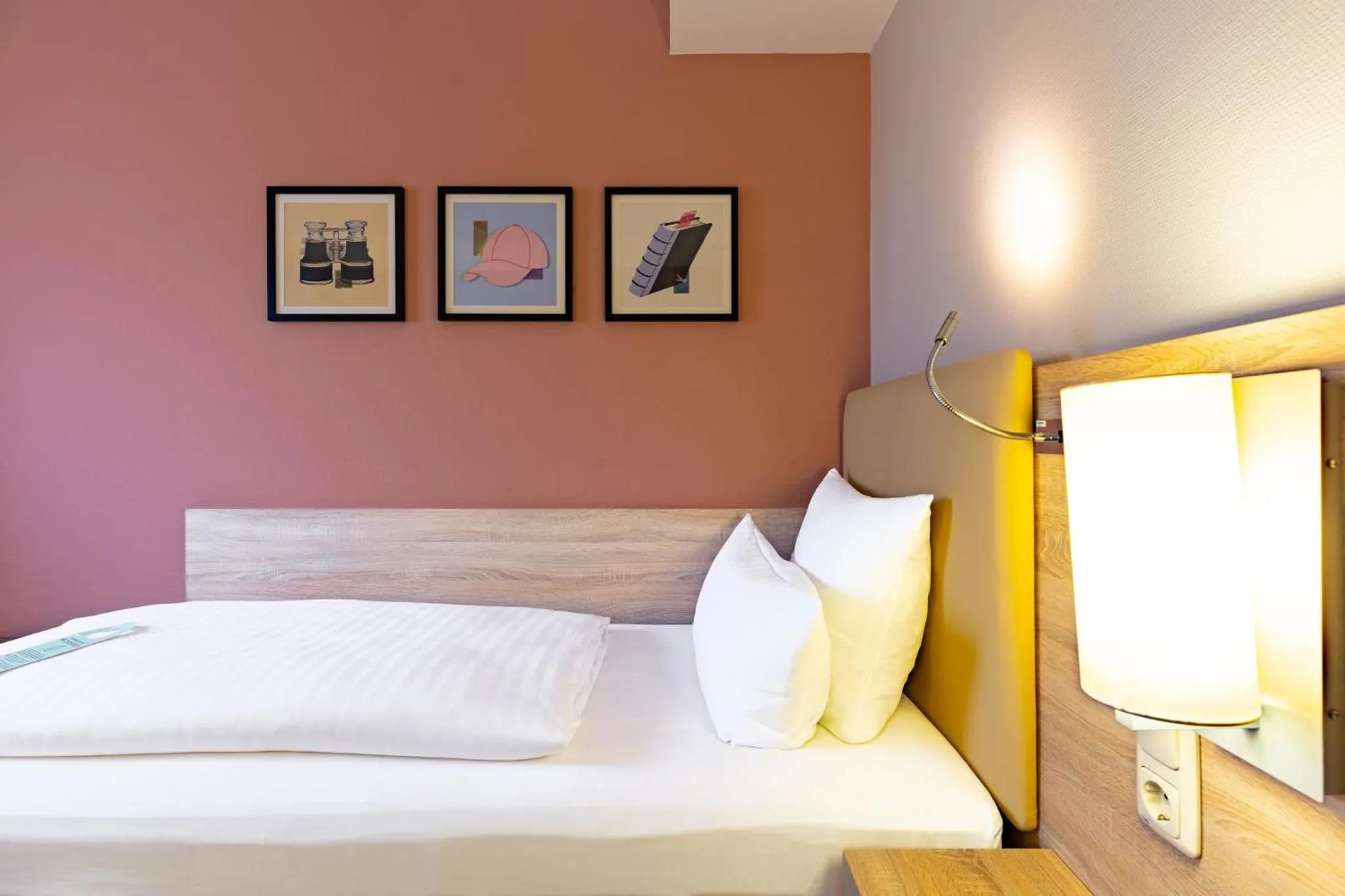 Photo of the whole room, Bed in Garner Hotel Bremen North by IHG