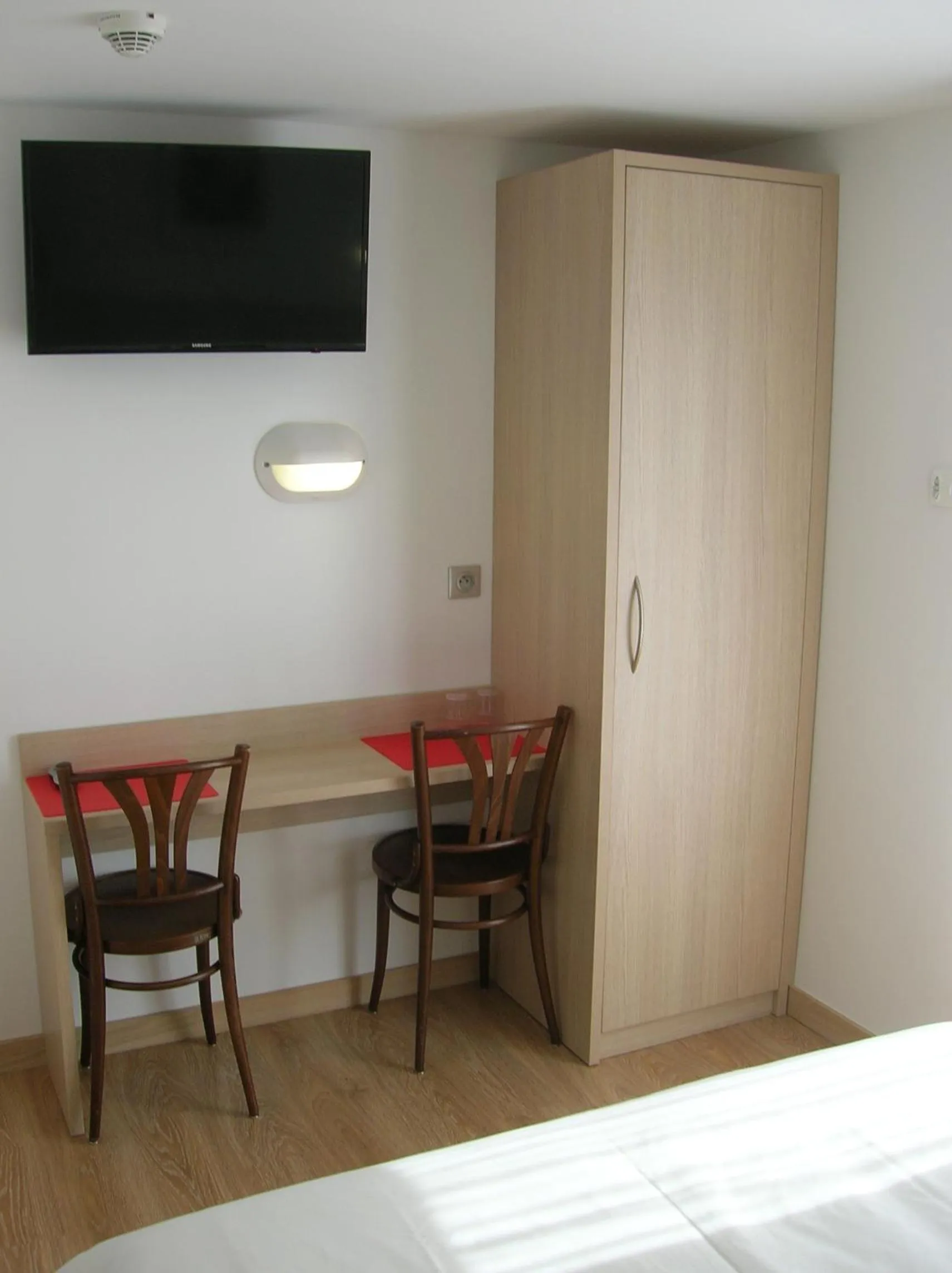 TV and multimedia, Bed in Hotel Darcet