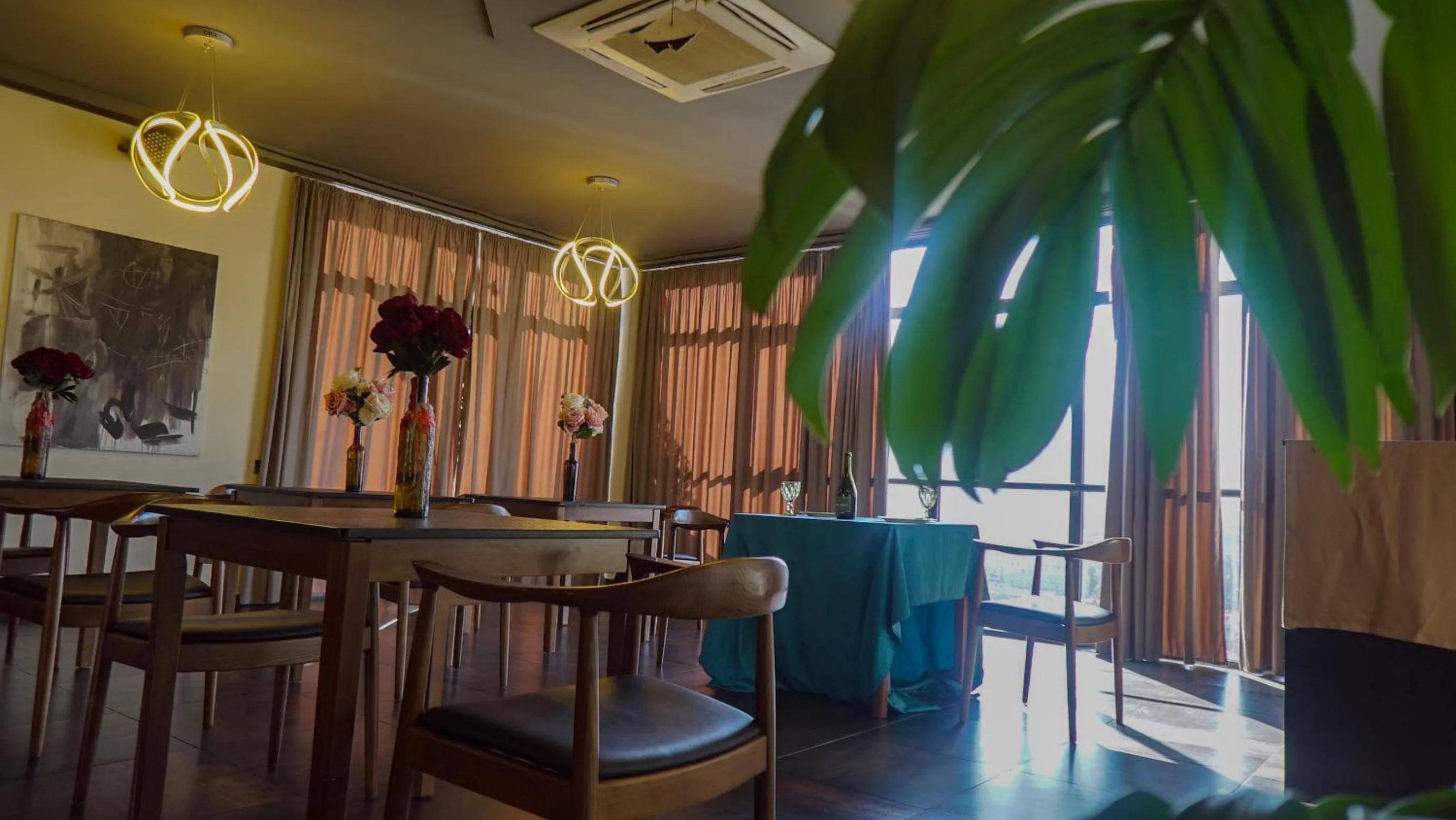 Restaurant/places to eat in TM Apart Hotel