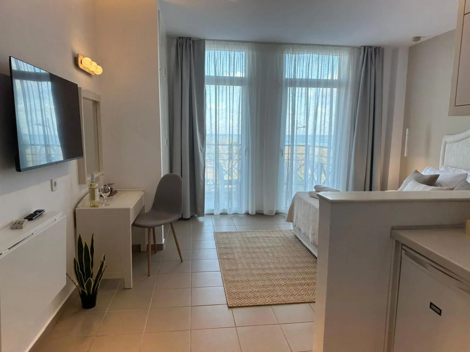 Photo of the whole room, Bed in Thalyra Boutique Hotel