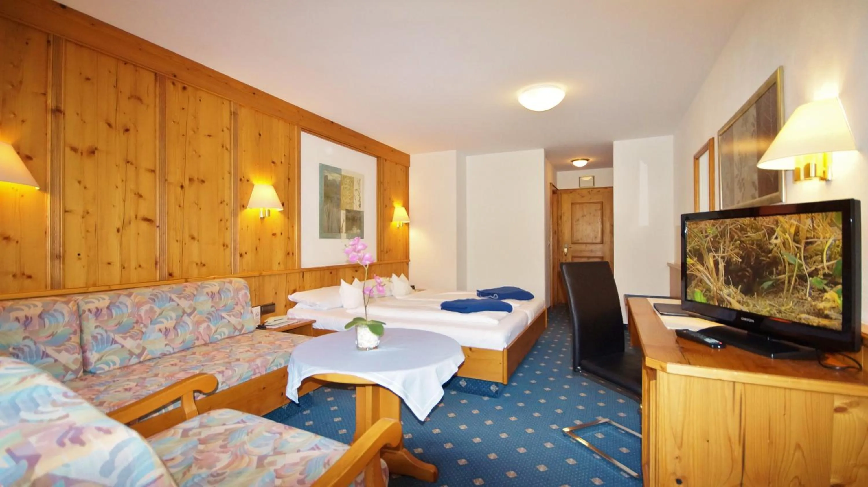 Photo of the whole room, Bed in Hotel Schwarzenbergs Traube