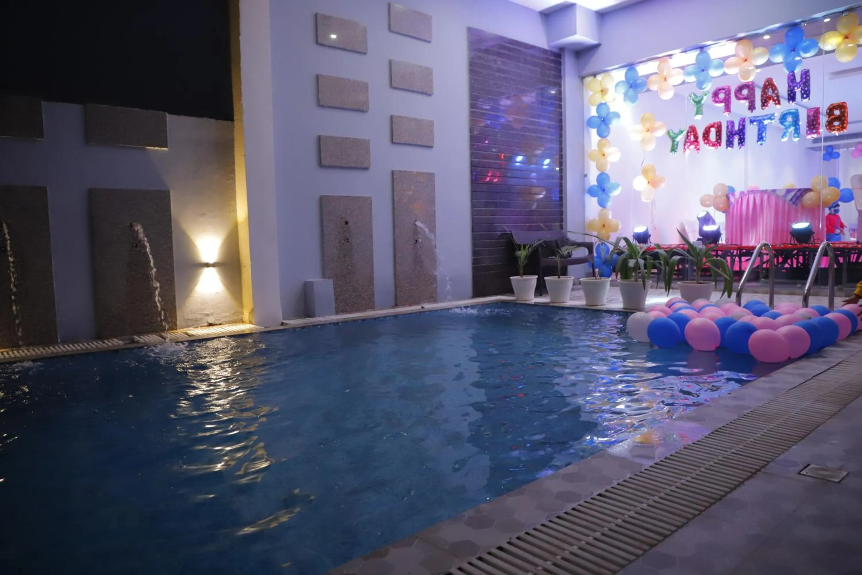 Swimming pool in The Vrindwoods