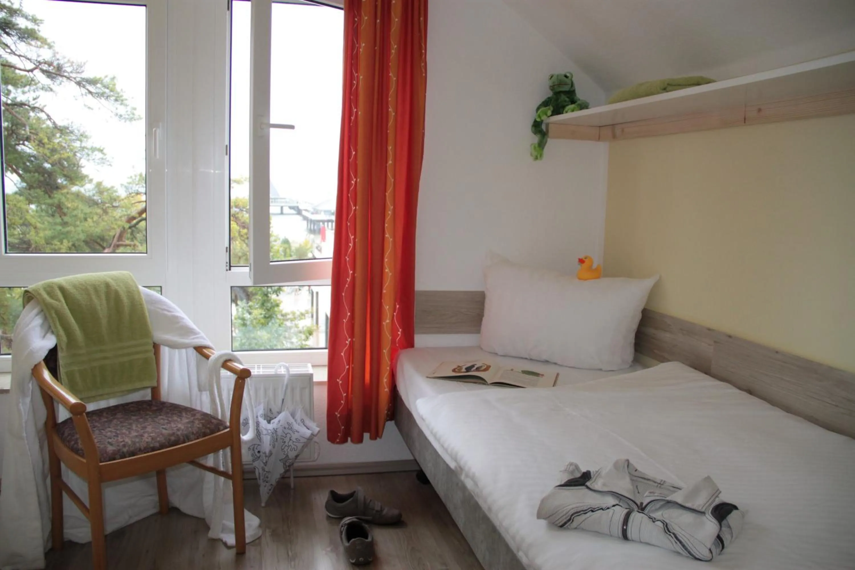 Bedroom, Bed in Kurhotel zu Heringsdorf