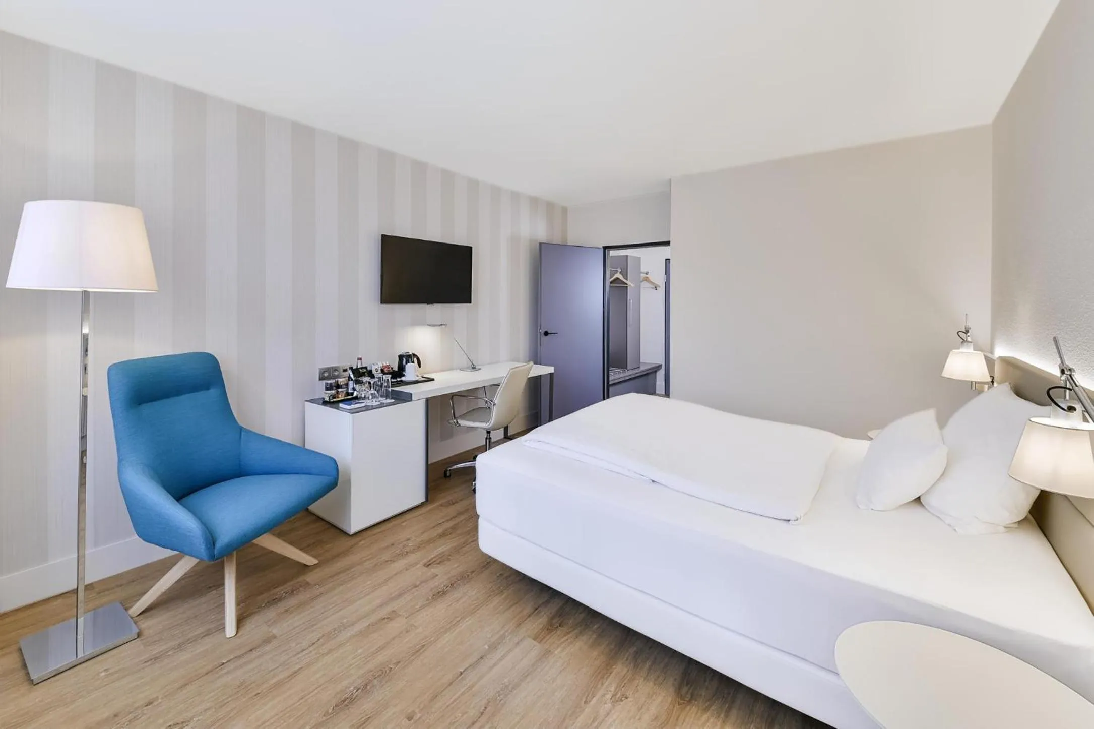 Bedroom, Bed in NH Weinheim