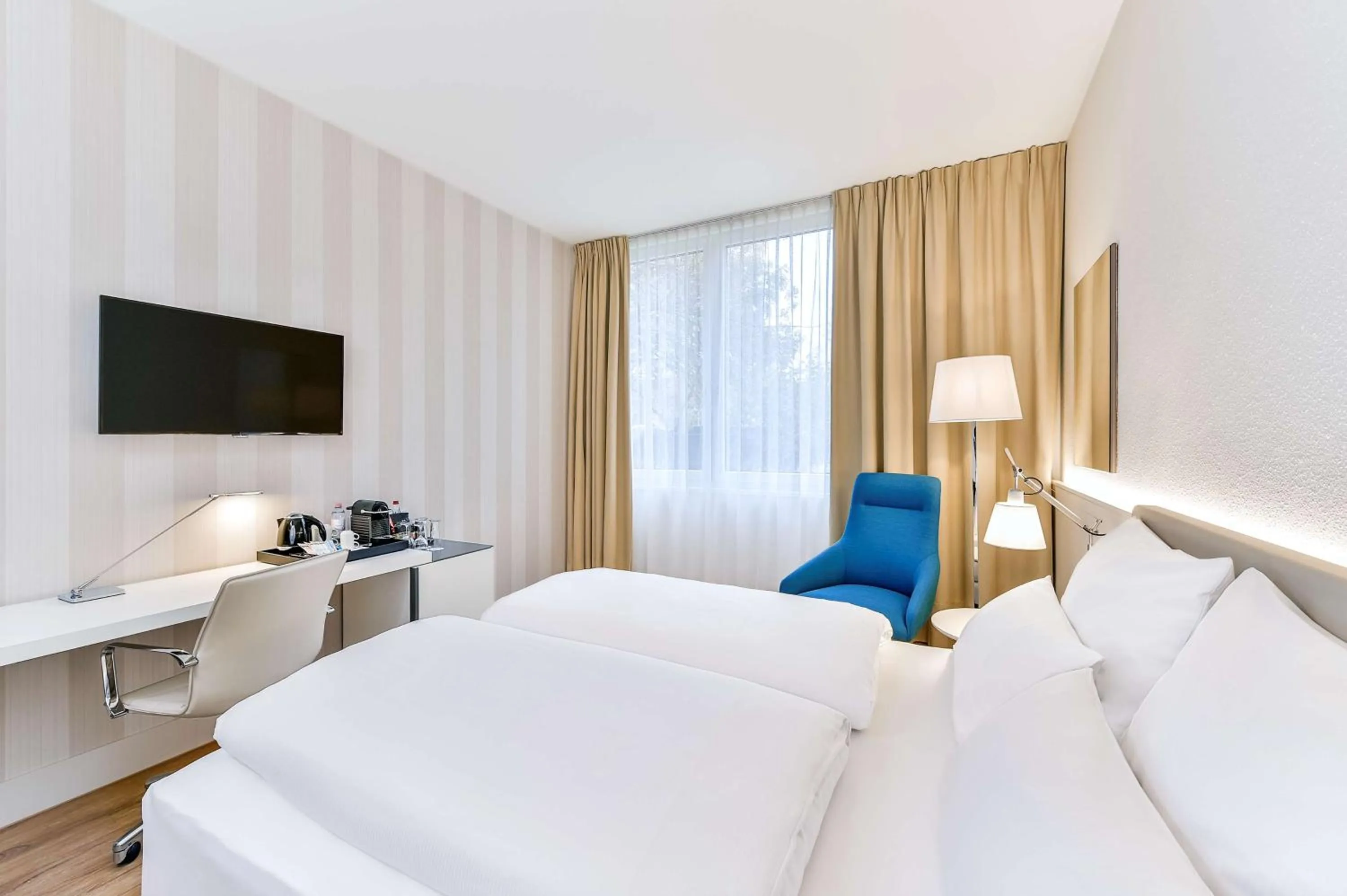 Bedroom, Bed in NH Weinheim